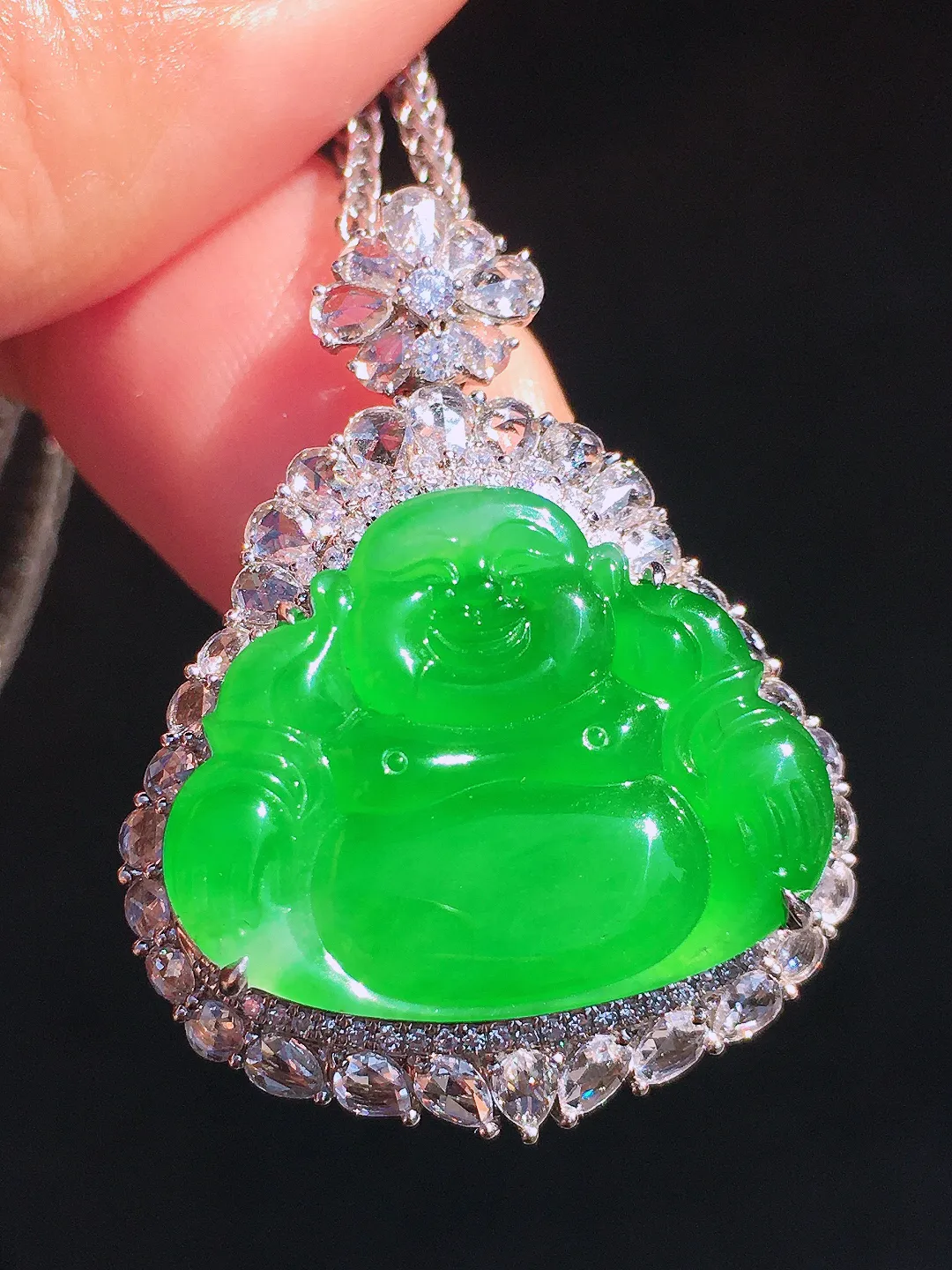 阳绿佛公吊坠，色泽均匀艳丽，玉质细腻，荧光感超
强，饱满圆润，尽显优雅气质，18k
金豪华镶嵌