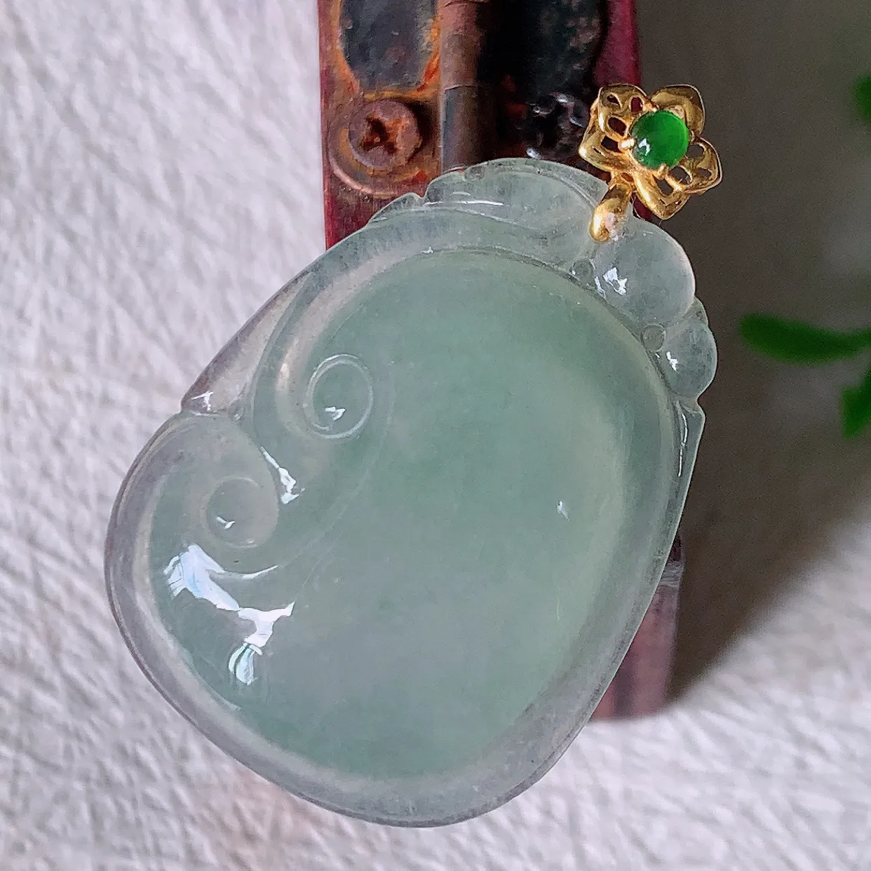 18K金镶嵌冰种翡翠如意吊坠，种老水足，雕工精湛 ，寓意美好，佩戴时尚出众！#12.7