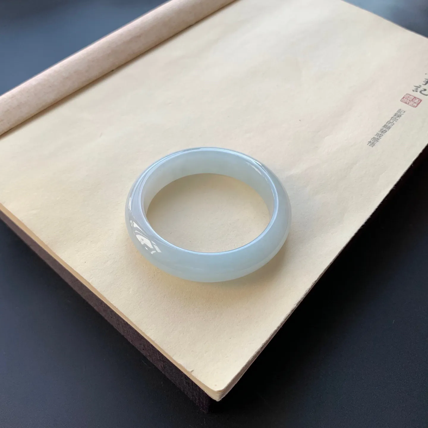 52圈口细糯正圈手镯 尺寸：52-13.5-8.2，无纹裂，细腻釉洁，清爽干净