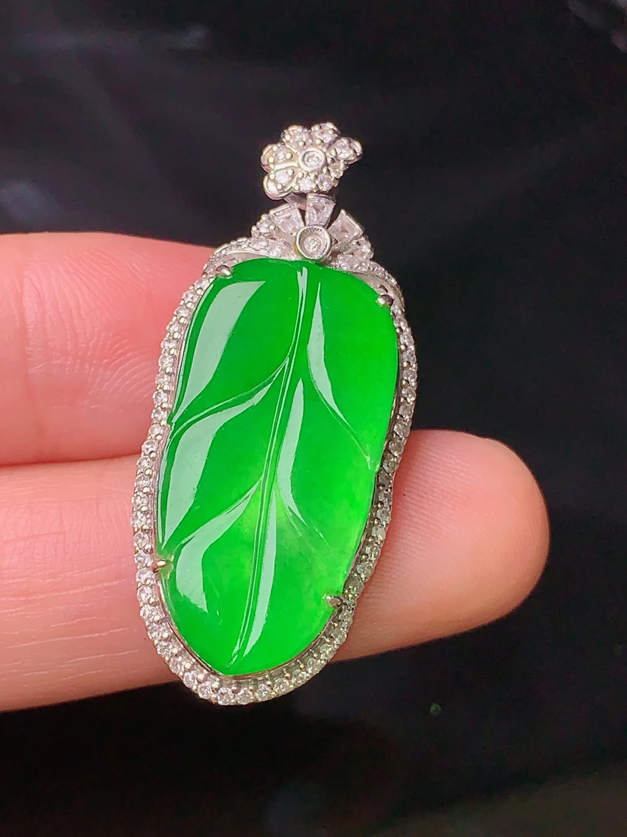 18k金钻镶嵌翠绿树叶吊坠 玉质细腻 色泽清新艳丽 整体尺寸36.2*15.7*7