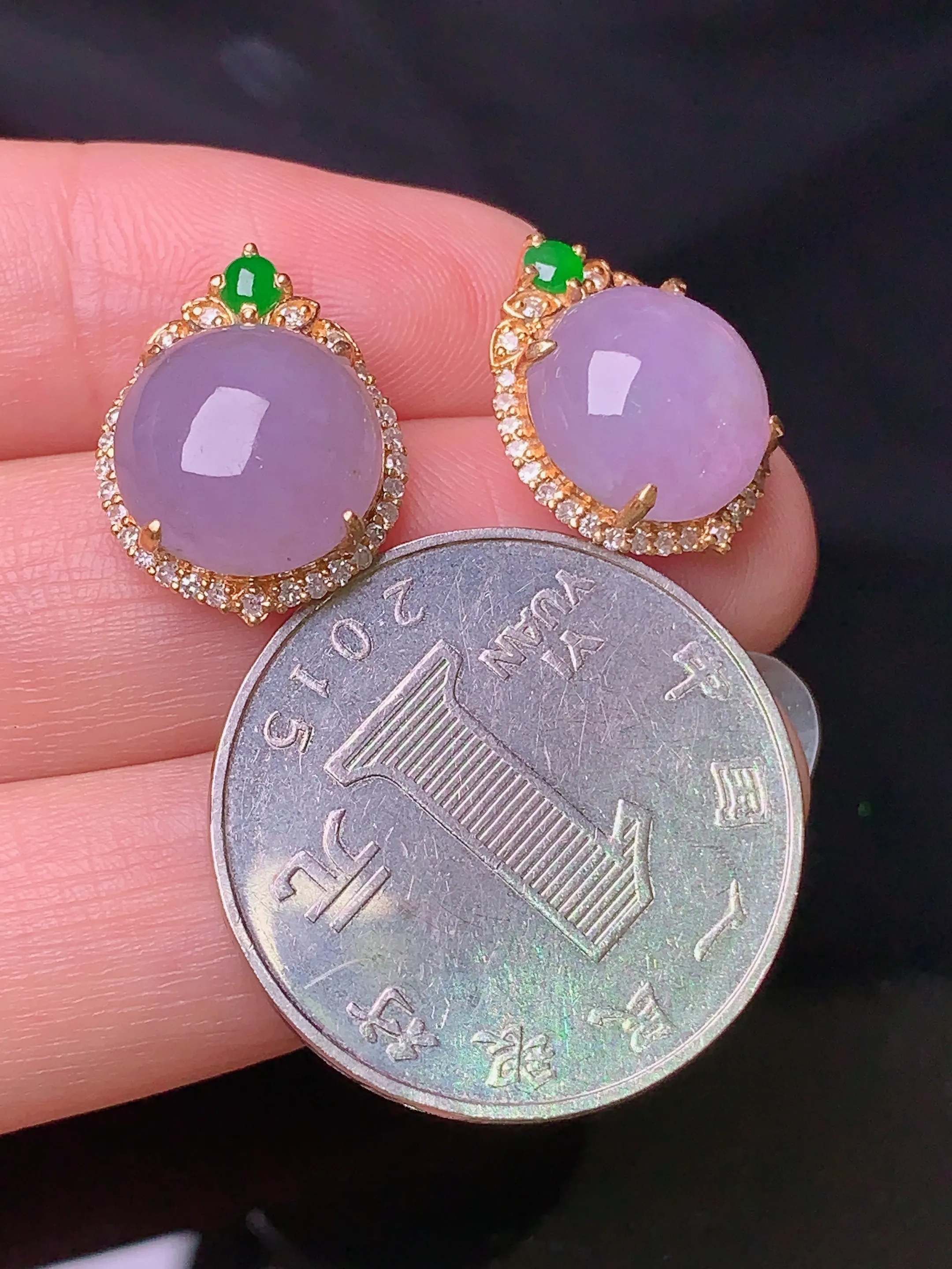 18k金钻镶嵌紫罗兰蛋面耳钉 玉质细腻 色泽清新艳丽 整体尺寸16.5*13.5*8.3