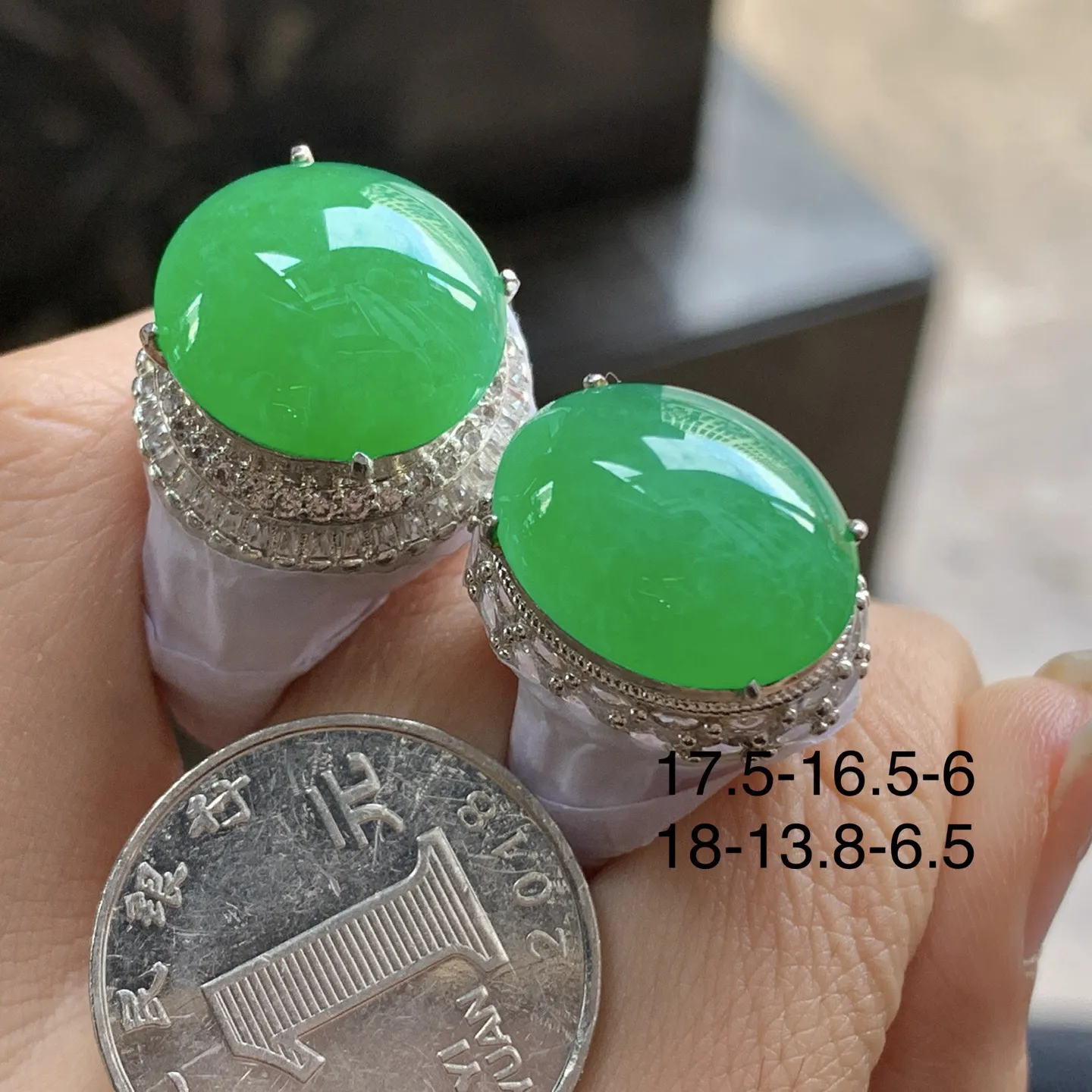 阳绿色戒面一对^_^颜色鲜艳 起光 玉质温润 铜拖