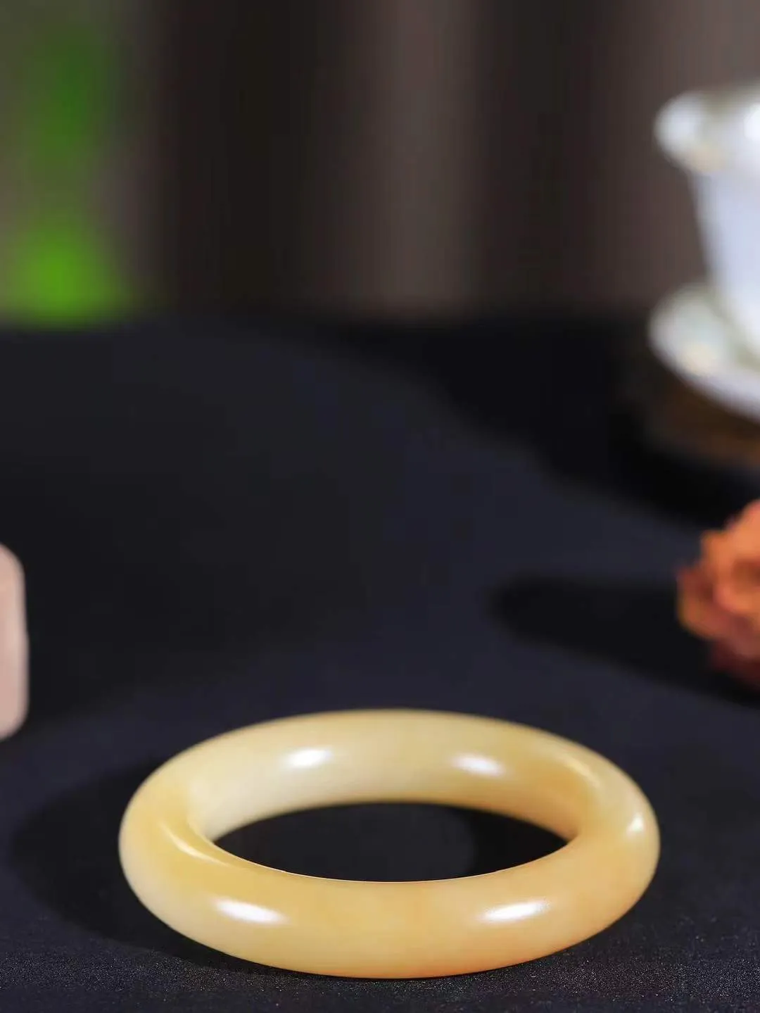 【玉佳人·手镯】

精品和田玉糖白玉圆条手镯 ，玉质细腻油润，做工细致精美，端庄素雅，亭亭玉立，芊芊