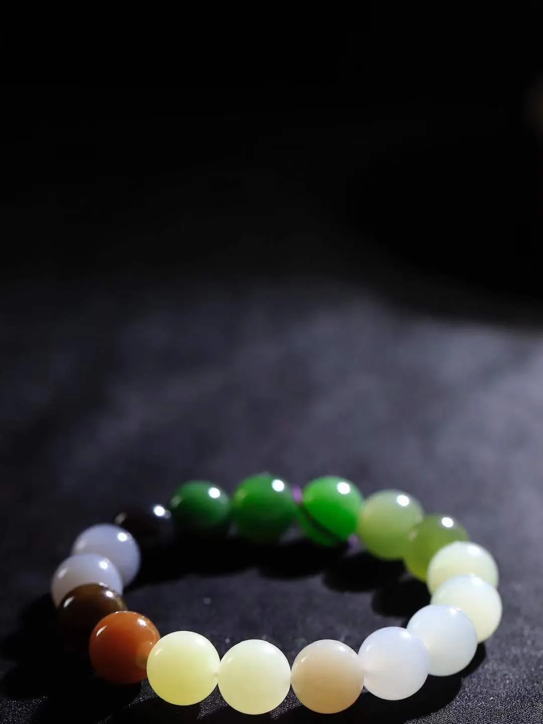 【多宝手串】

货头精选 和田玉多宝圆珠手串，每一颗玉石都凝聚自然的灵气与岁月的沉淀，寓意福禄寿喜，守护您的平安与幸福。佩戴它，感受千年玉文化的温润与优雅。重46克  尺寸取一12mm  78110254L