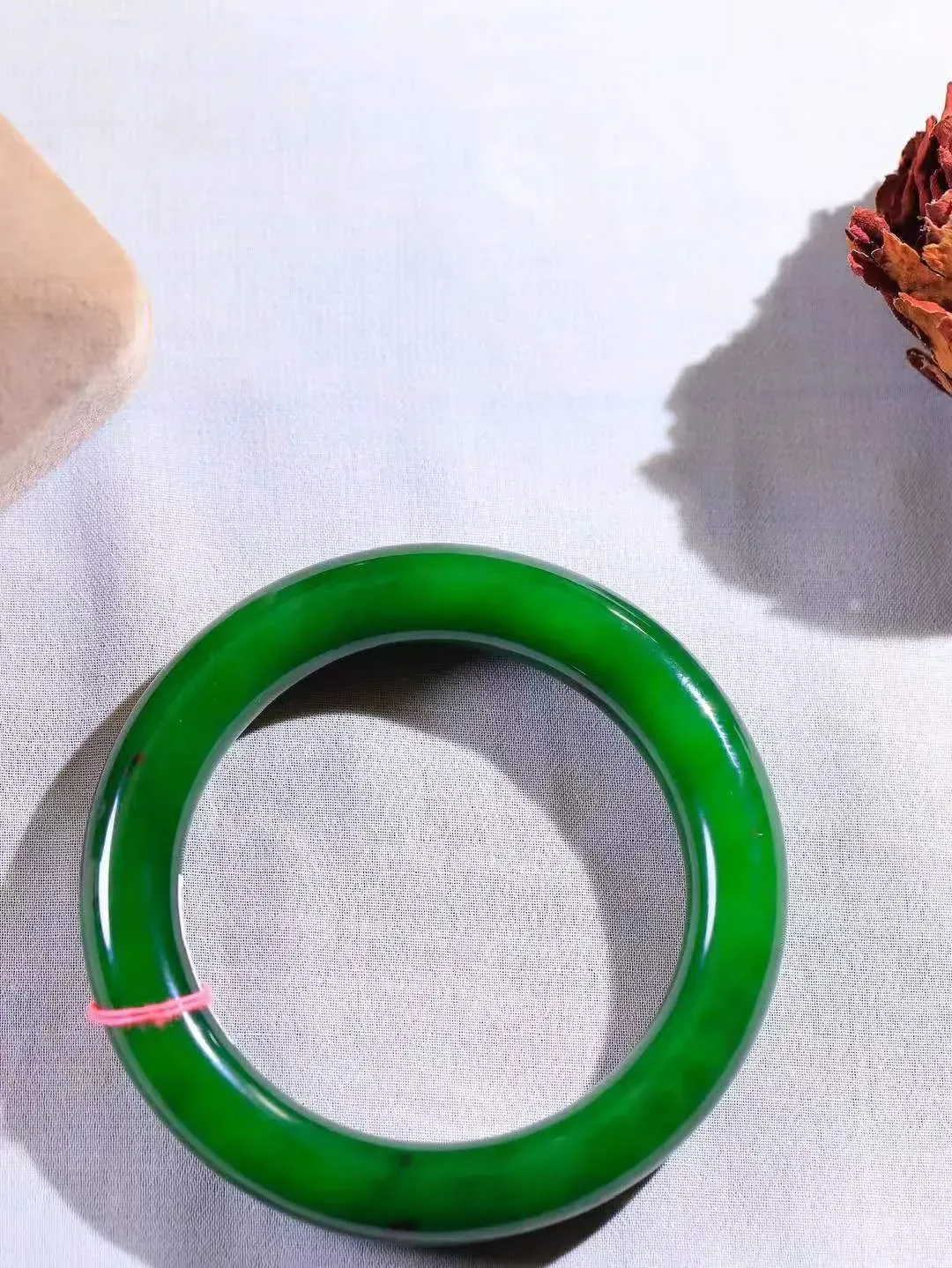 【玉佳人·手镯】

收藏级臻品️和田玉碧玉圆条手镯 ，玉质细腻油润，做工细致精美，端庄素雅，亭亭玉立，芊芊素手。芊芊素手，怎能忘镯？秀美圆条，更显婀娜。内径55.5mm 尺寸11.9-11.7mm重69克69114280A