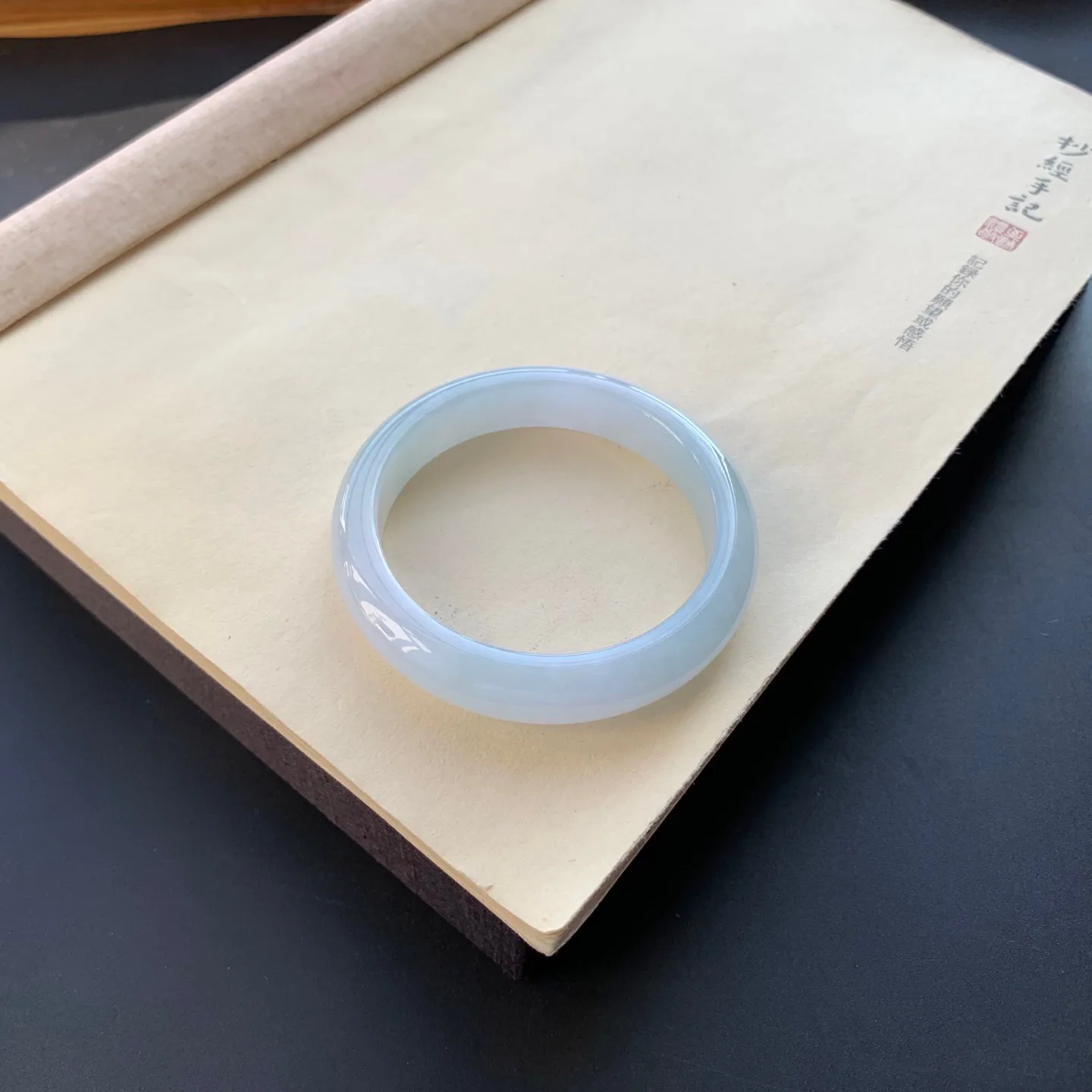 56.8圈口冰正圈手镯 尺寸：56.8-12.2-8.2，无纹裂，水润起胶，白净光滑