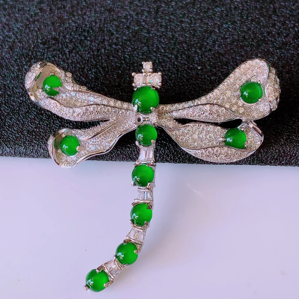 冰透满绿翡翠925银镶嵌蜻蜓胸针，自然光实拍，翠色灵动，颜色漂亮，种老水足，品相佳，佩戴佳品！#97