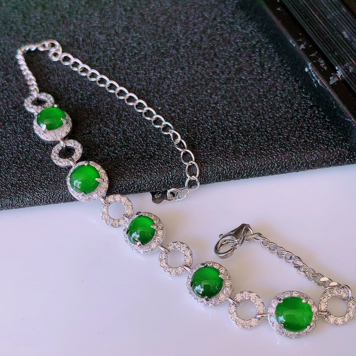 冰透满绿翡翠925银镶嵌手链，自然光实拍，翠色灵动，颜色漂亮，种老水足，品相佳，佩戴佳品！#97.7整体7.5*7.5*5裸石5*5