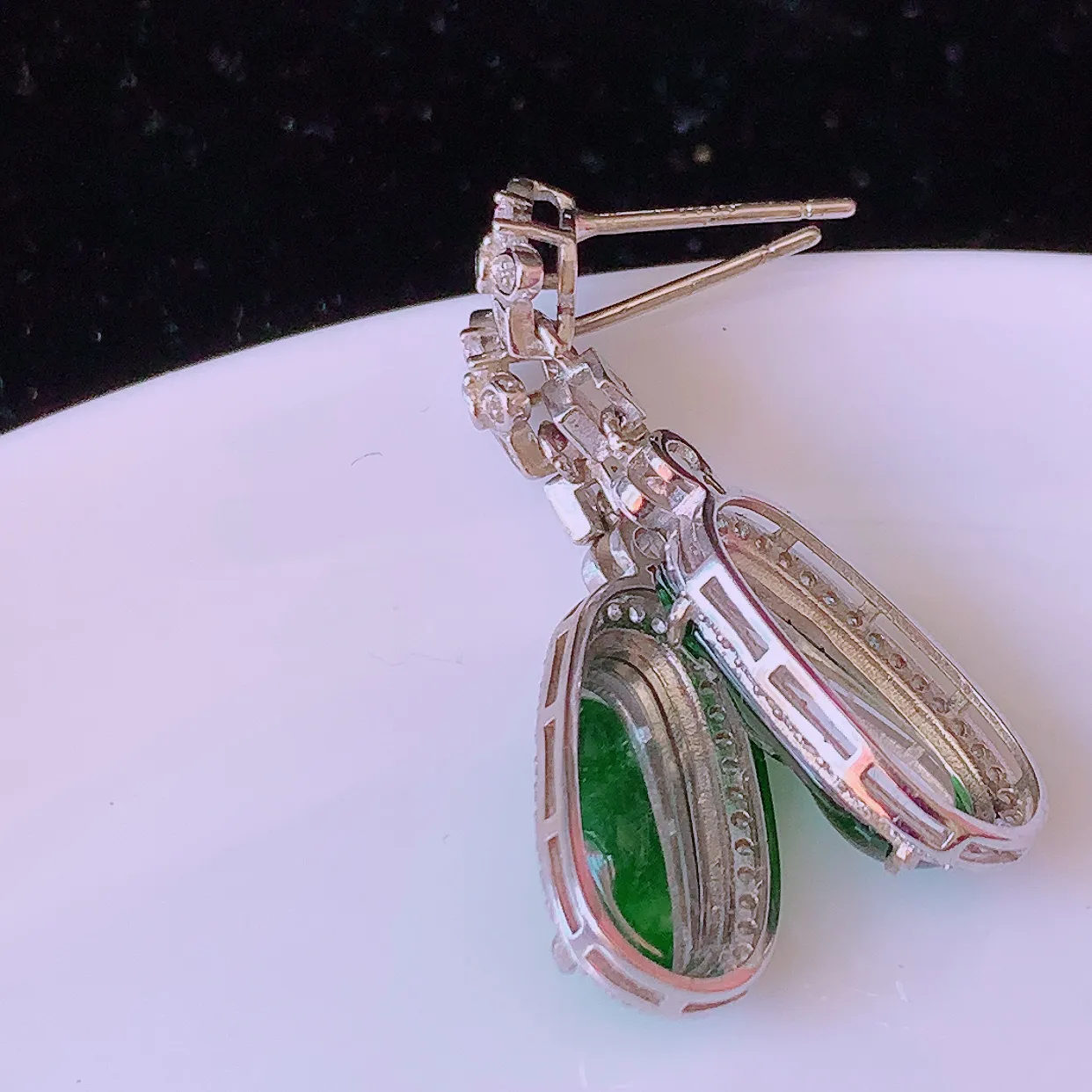 冰透满绿翡翠925银镶嵌福豆耳坠，自然光实拍，翠色灵动，颜色漂亮，种老水足，品相佳，佩戴佳品！#97.7整体30.5*9*5裸石14.2*6