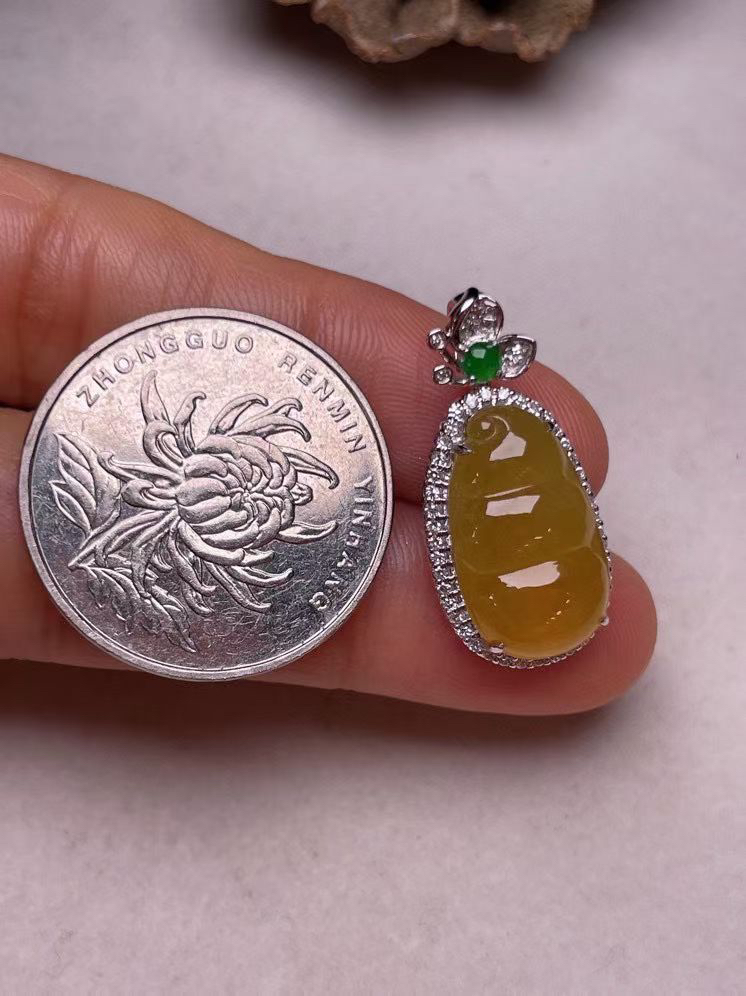 冰种黄翡福豆吊坠、真金真钻镶嵌，种水好，玉质细腻 .裸石尺寸 17.0*9.9