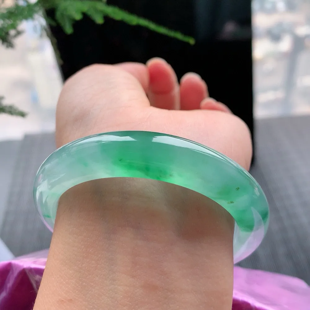 正圈冰玻阳绿 无瑕 尺寸:54.1/12/8.5 种色俱佳