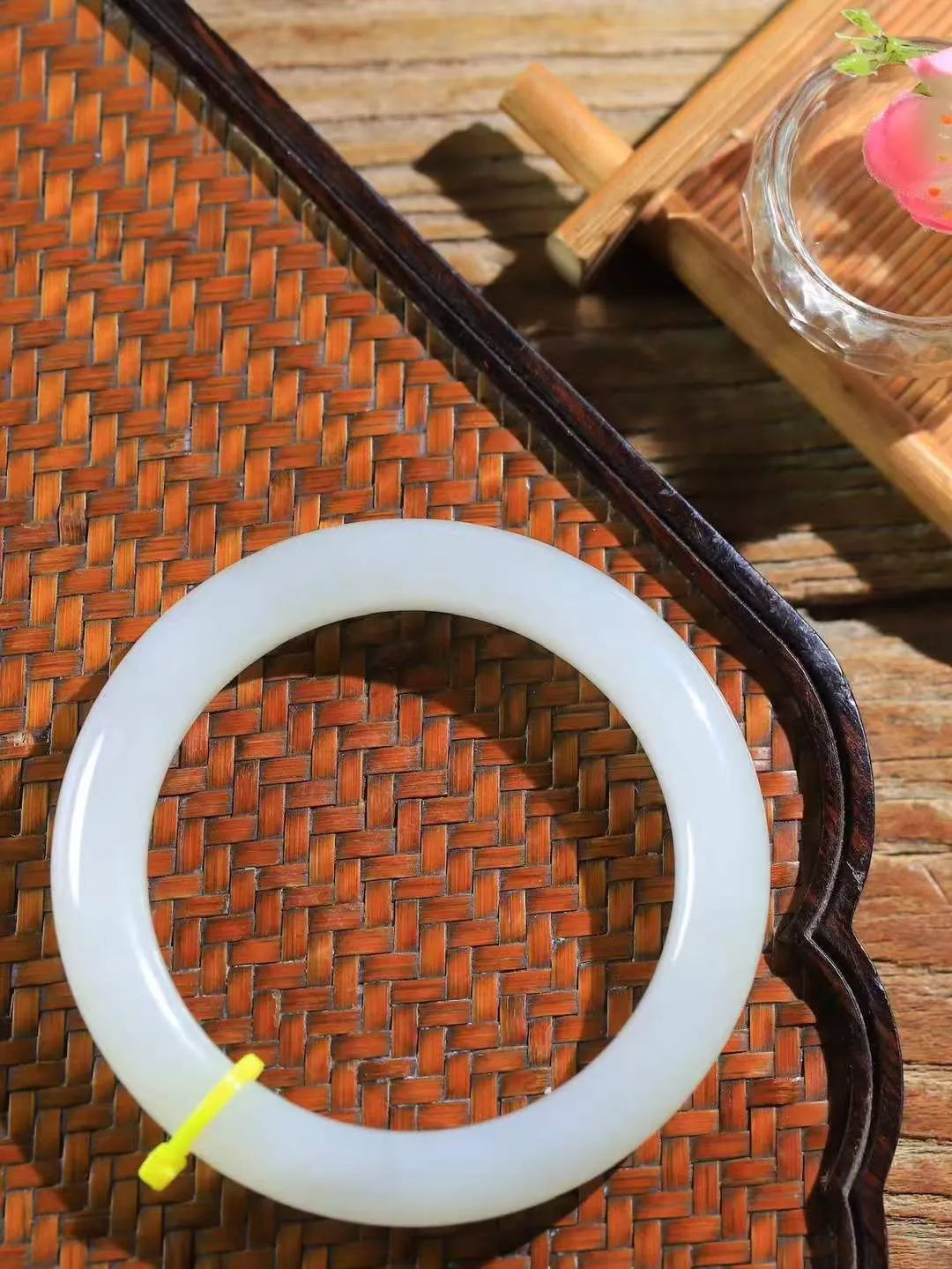 [温润如玉.手镯]

精品和田玉手镯。玉质温润细腻 油性十足 手感舒适，高华雅逸，线条流畅，简约大气，美自天成，素雅高贵。佩戴于腕间，婉约之美，举手投足间透出那份低调奢华。重64.6克 内径58.5mm尺寸11.7-10.3mm FDA-12110800