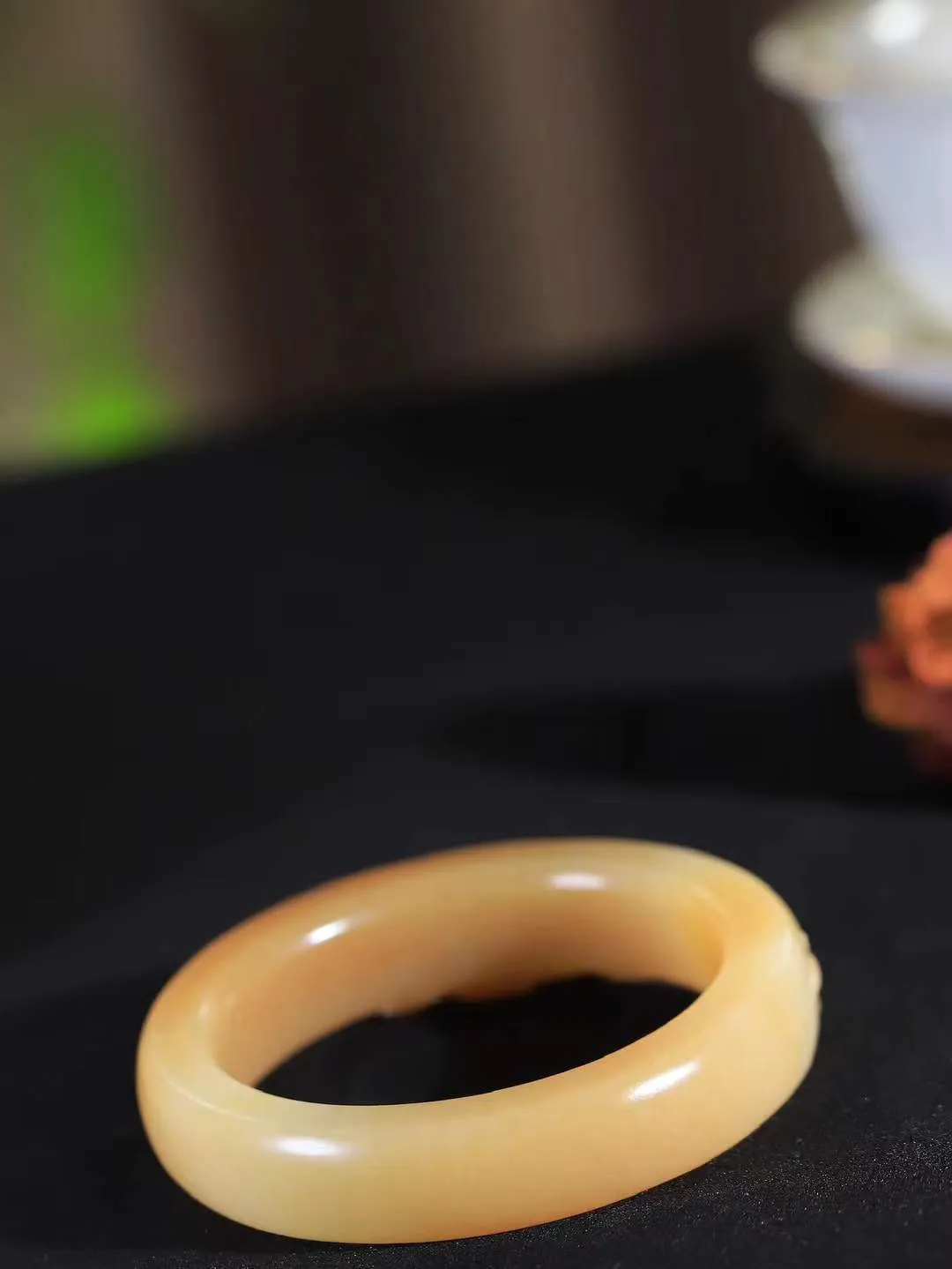 【连年有余.手镯】

精品和田玉糖白玉连年有余手镯 玉质温润细腻 油性十足 精雕鱼儿，鱼鳞精致美观，