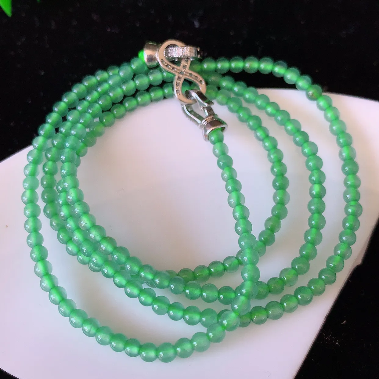 自然光实拍，冰种满绿翡翠圆珠项链  翡翠项链 （装饰扣）玉质细腻  冰清玉润  颜色漂亮  #81.7取一尺寸2.8mm