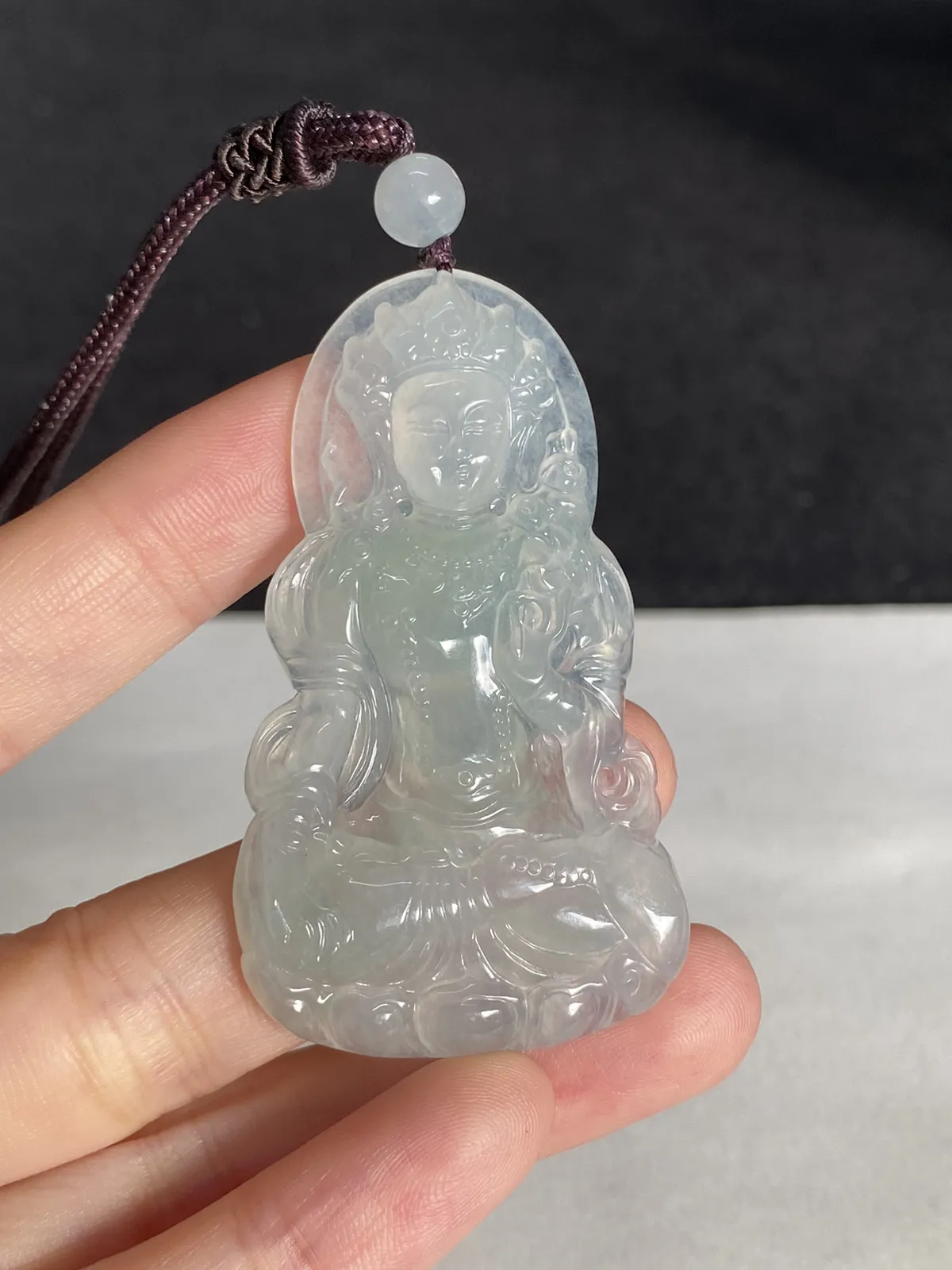 翡翠冰糯种淡绿色吊坠，配珠未测