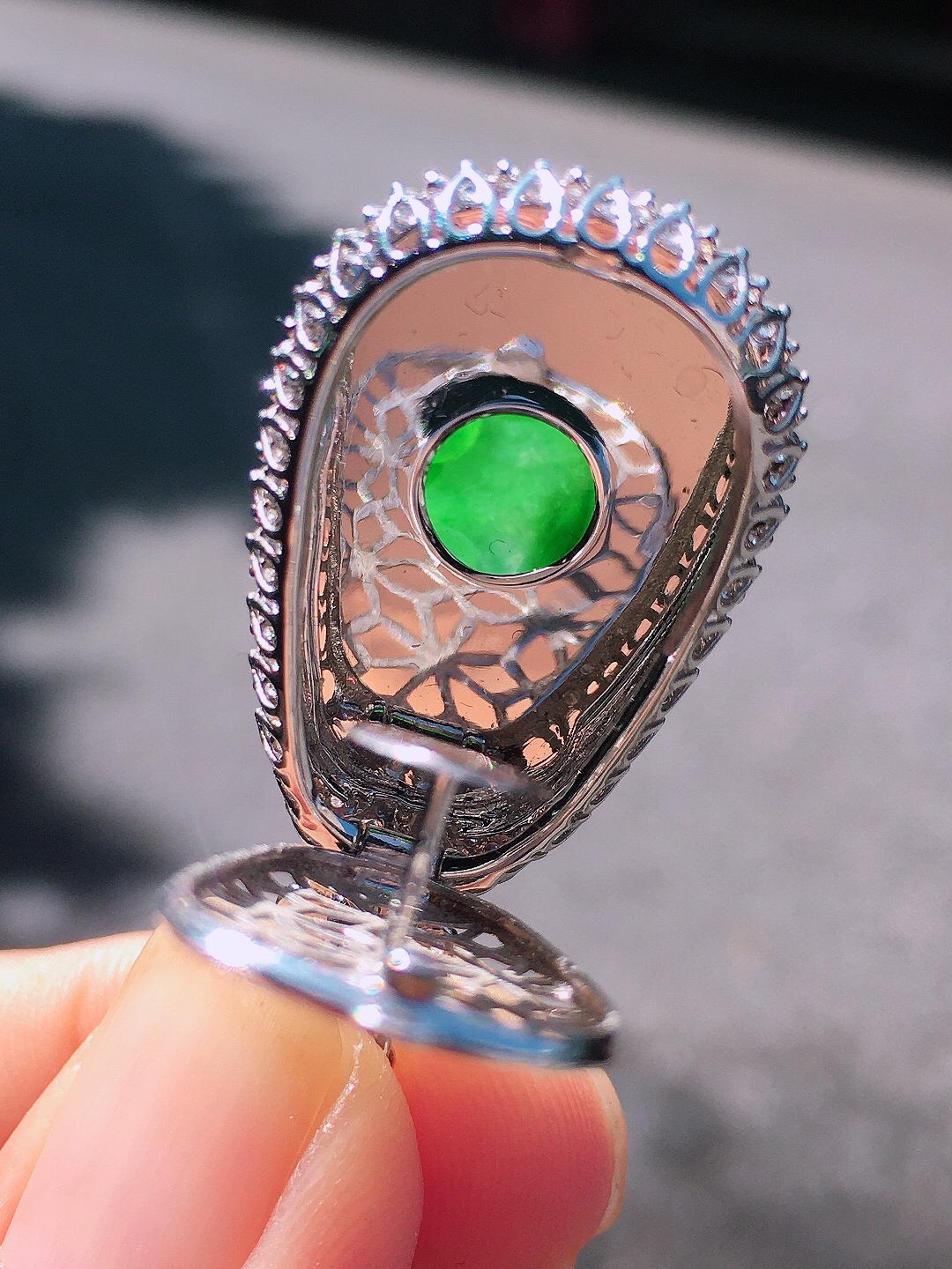 阳绿如意吊坠，色泽均匀艳丽，玉质细腻，荧光感超
强，饱满圆润，尽显优雅气质，18k
金豪华镶嵌