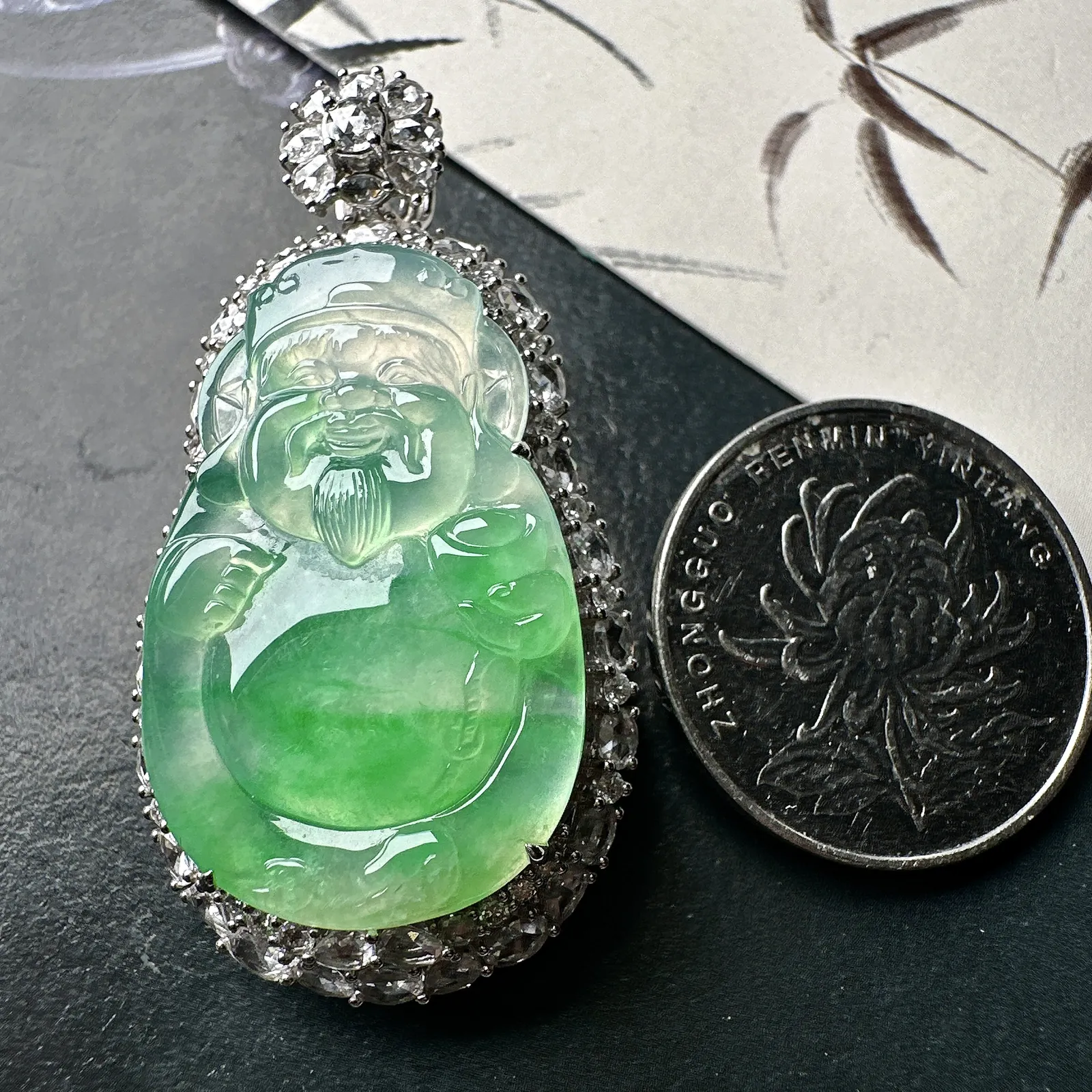 【冰种飘绿财神】质地细腻，饱满圆润，笑口常开，18k金钻镶嵌，裸石尺寸31.6*20.4*4.2毫米