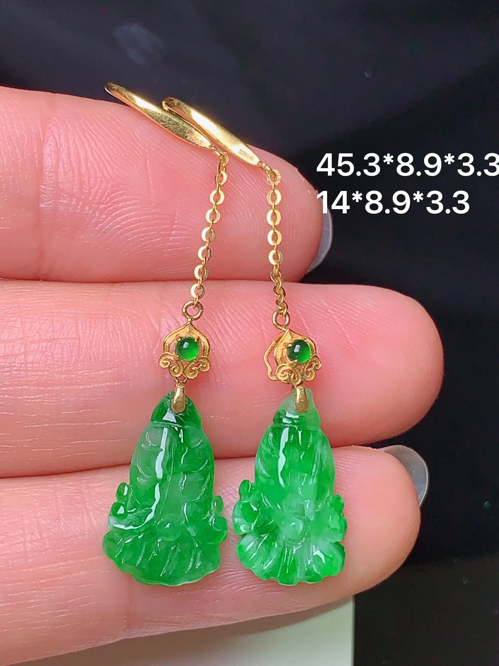 18k金镶嵌翠绿白菜耳坠 玉质细腻 色泽清新艳丽 整体尺寸45.3*8.9*3.3