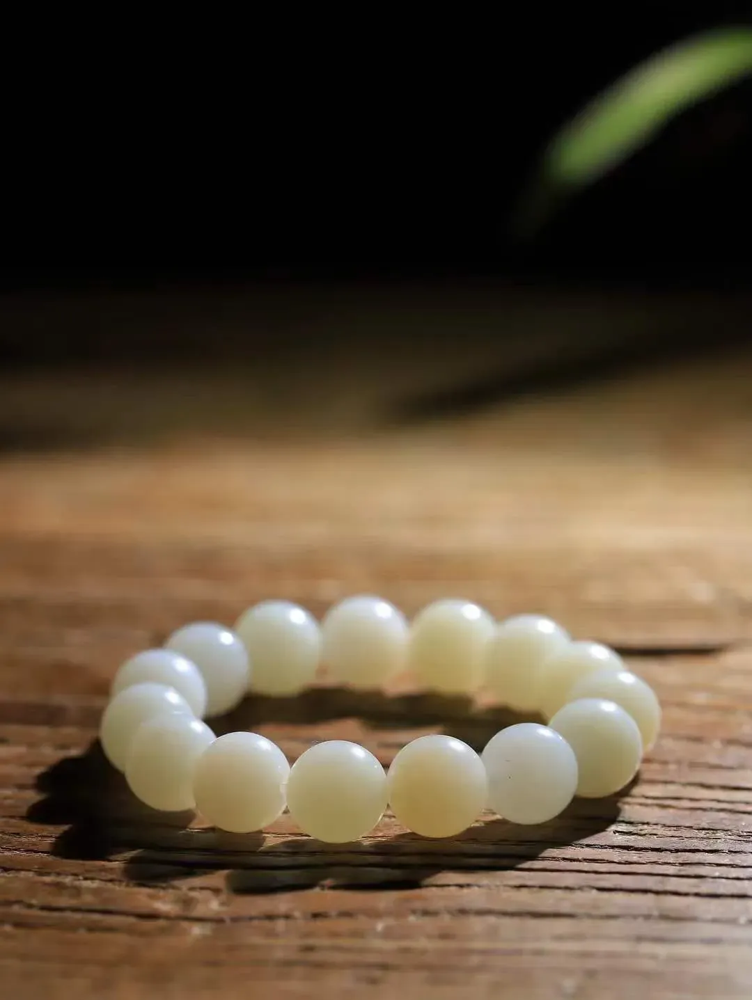 【珠圆玉润.手串】

精品和田玉白玉珠圆玉润手串 玉质温润细腻  整串打磨圆润，佩戴舒适。珠珠落玉盘，间关莺语花底滑，一生美好时光，无论身在何处，都有它相伴相守。事事顺遂，幸福美满，吉祥如意。重60.6克   尺寸取一13.8mm   FDL-69115800