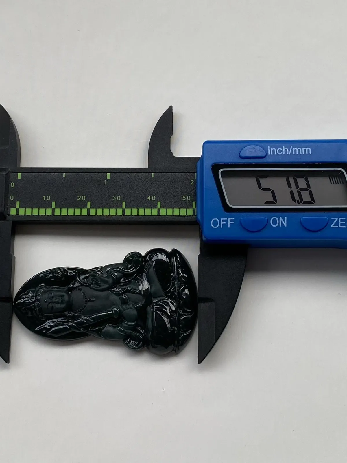 墨翠【虚空藏菩萨】细腻干净，黑度好、性价比高，雕工精湛，打灯透绿‘