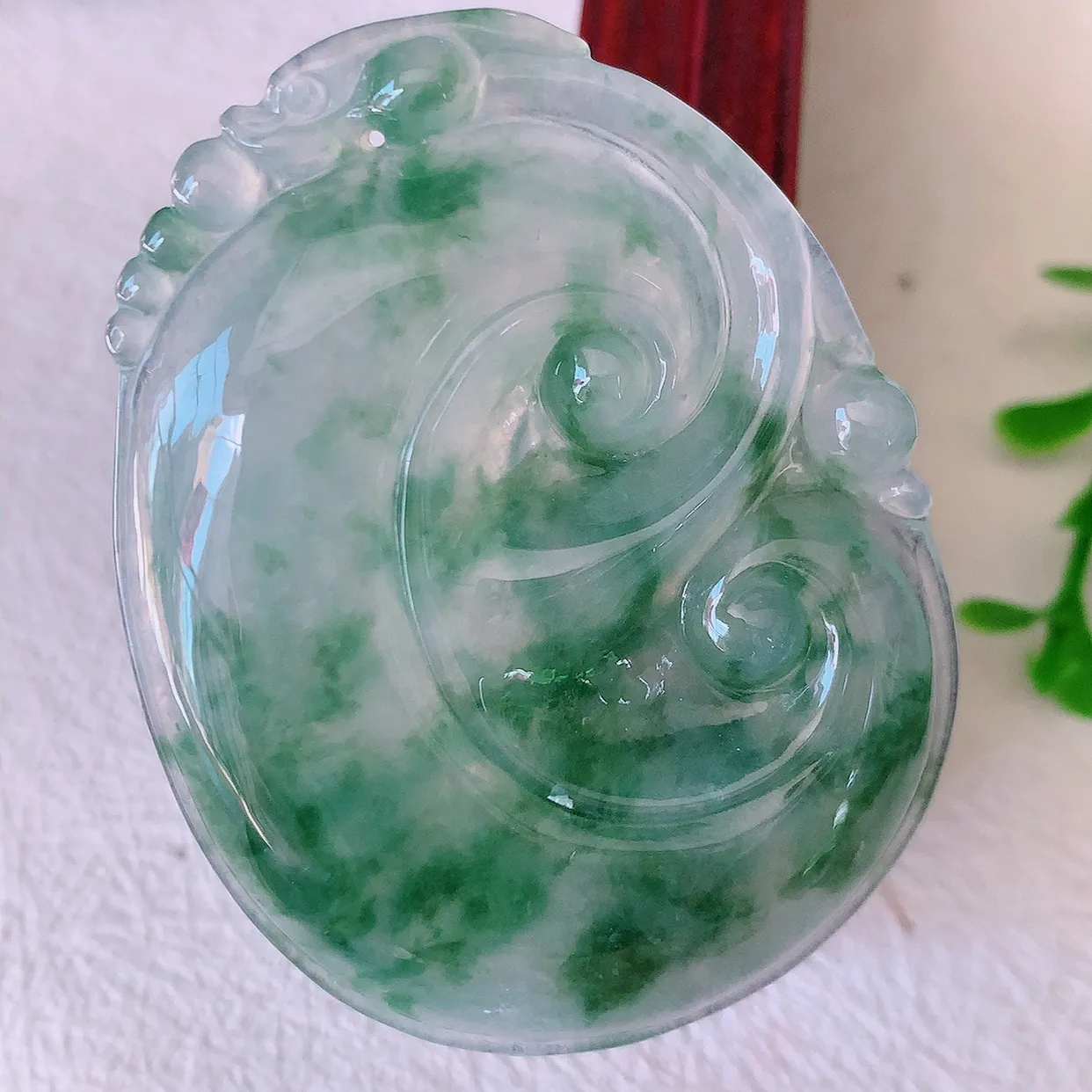 自然光实拍，冰种飘花翡翠如意吊坠，翡翠如意，上身效果非常美，饱满大气，工艺美，万事如意，如意一生 #