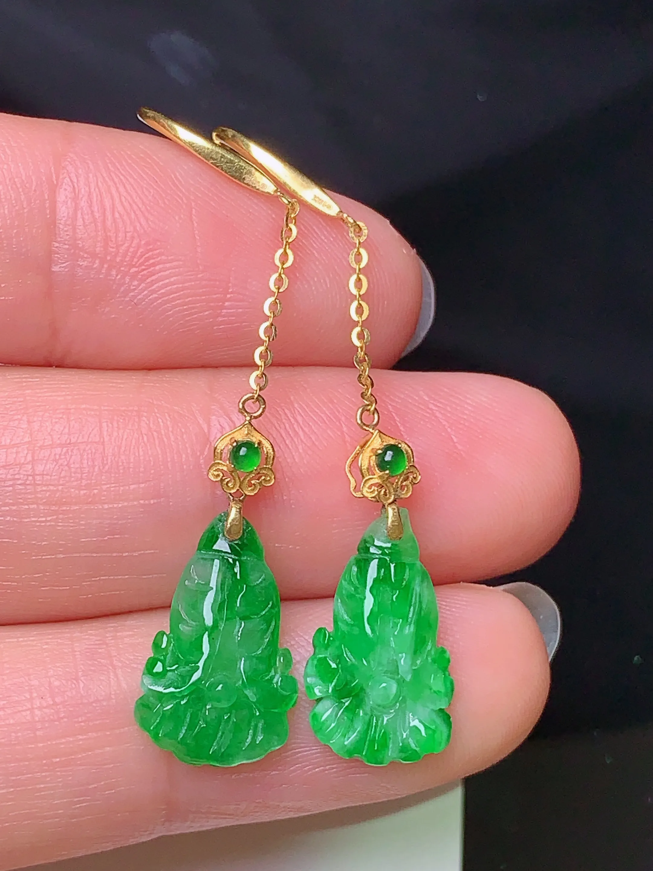 18k金镶嵌翠绿白菜耳坠 玉质细腻 色泽清新艳丽 整体尺寸45.3*8.9*3.3