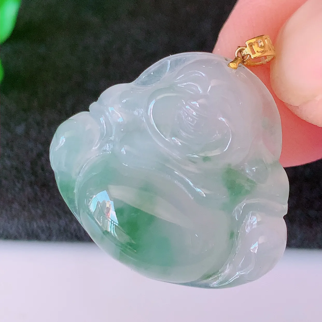 18k金镶嵌冰飘花翡翠佛公吊坠，款式新颖，佩戴效果时尚出众，尽显气质，水润精细，美感十足。#49.7