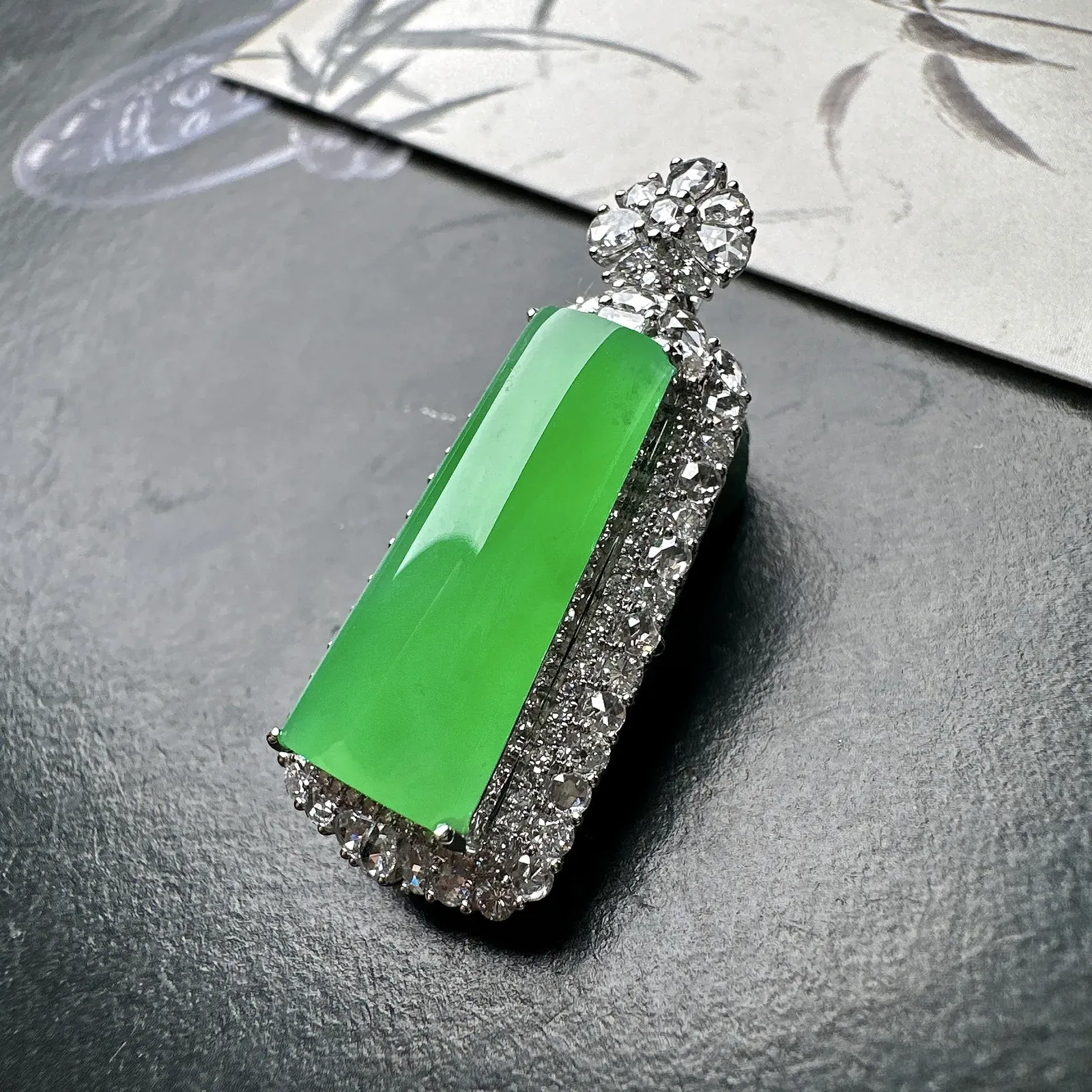 【冰种满绿无事柱吊坠】种水上乘，晶莹剔透，纯净通透，莹光感很强。18k金钻镶嵌，裸石尺寸20.3*9*4.1毫米