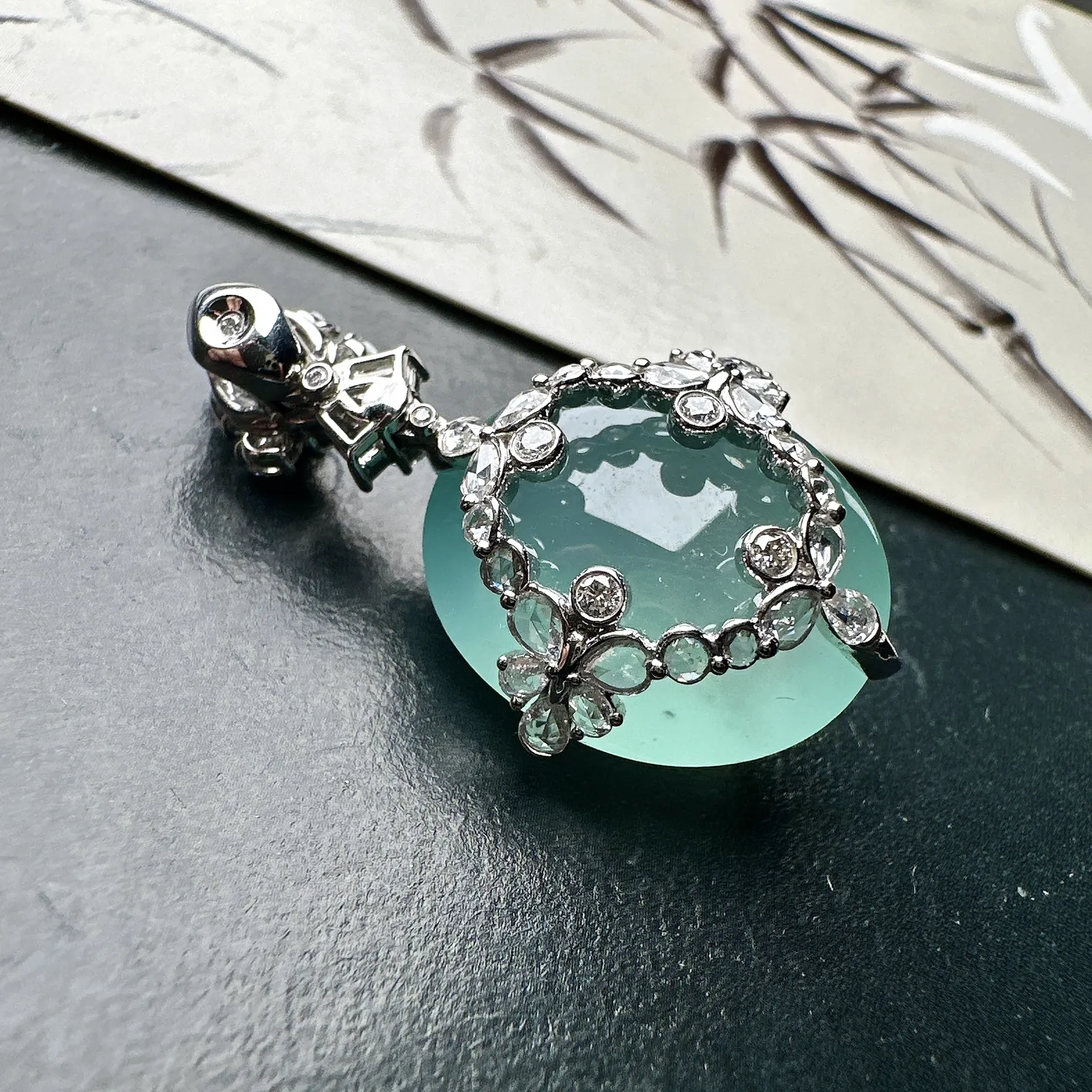 【冰种天空蓝蛋面吊坠】种地上乘，冰感十足，通透起光，饱满圆润，18k金钻镶嵌，裸石尺寸19.1*16.2*10毫米。