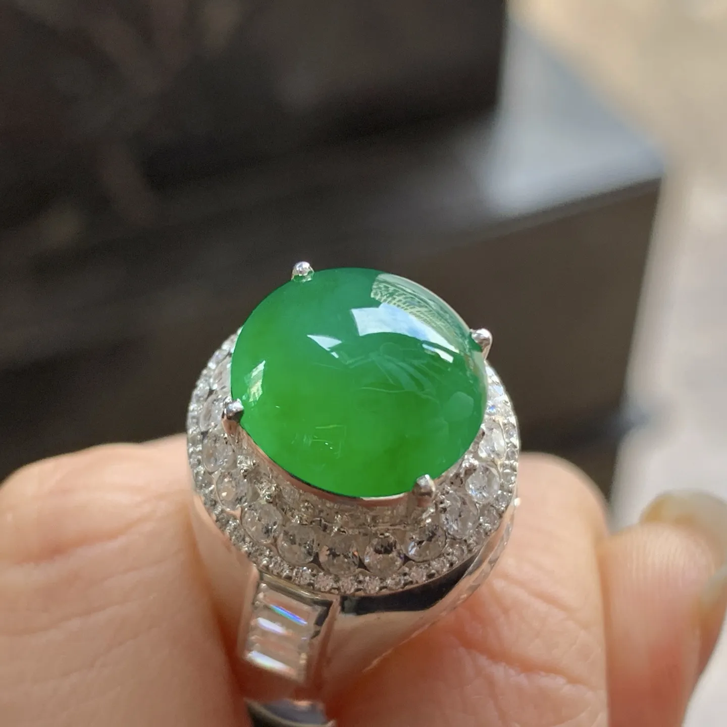 辣绿色戒面^_^玉质温润 浓郁鲜艳  铜拖