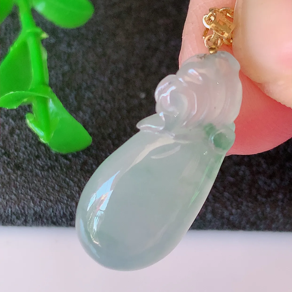 自然光实拍，18K金镶嵌冰种飘花翡翠招财钱袋子吊坠，寓意“代代有福，代代有财，腰缠万贯”玉质细腻，佩戴效果佳！#57.7