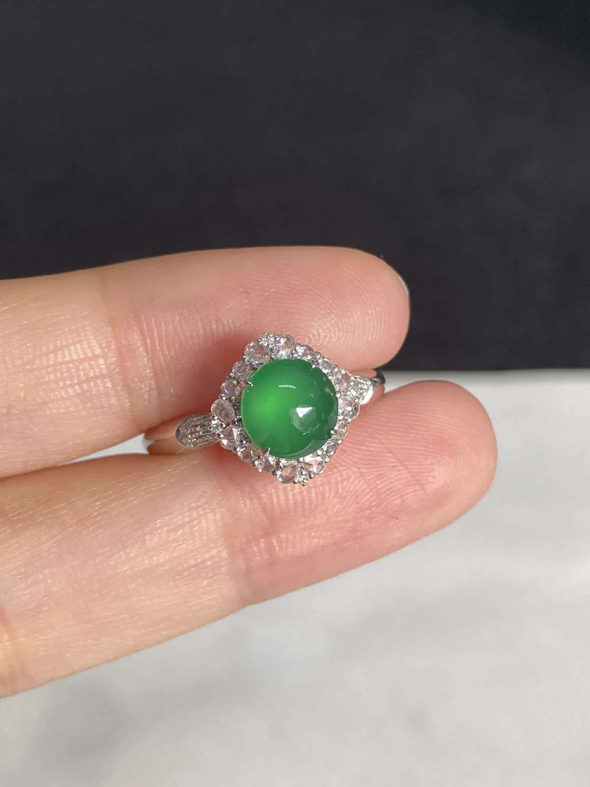 翡翠女戒，印记：G18K,伴钻石