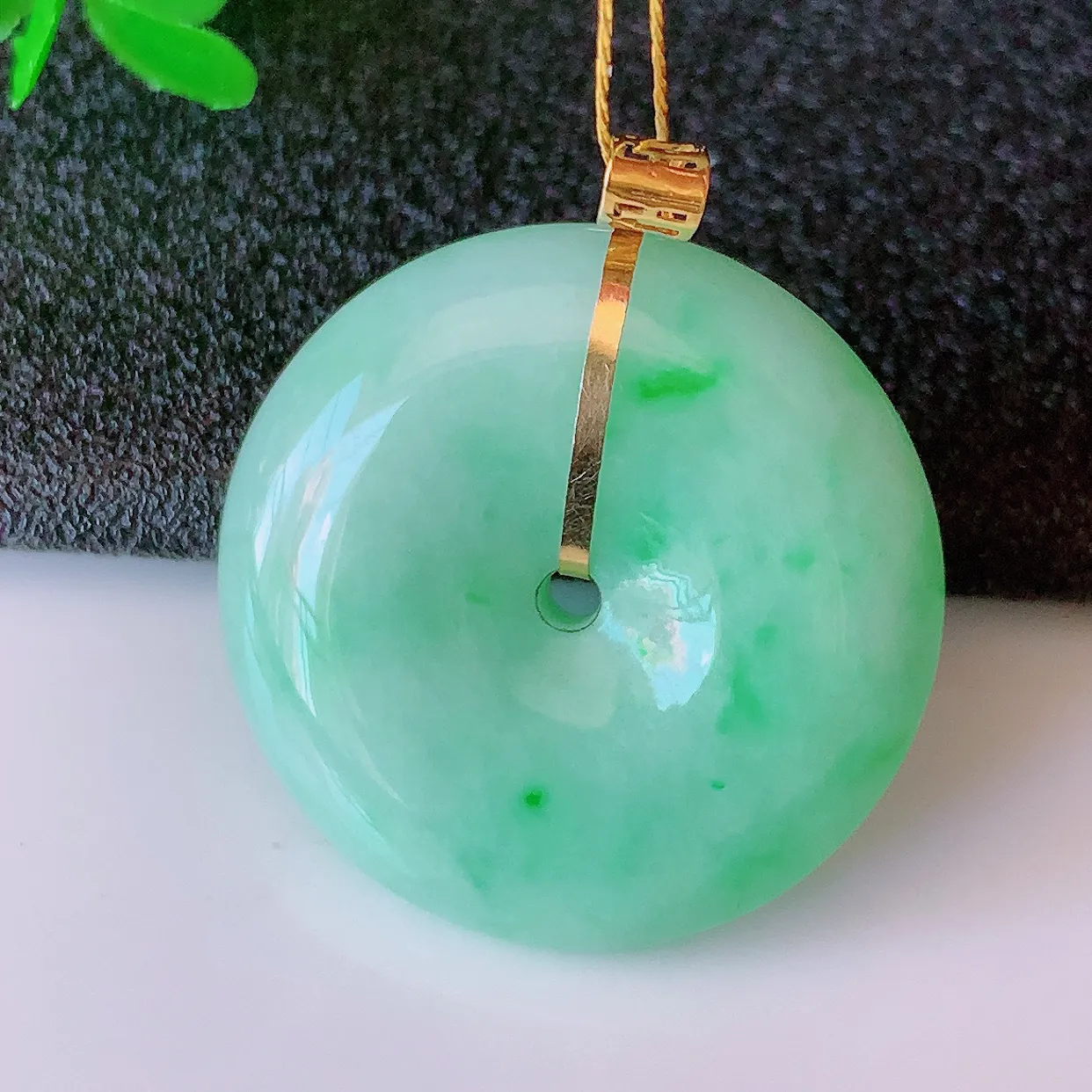 18k金镶嵌飘绿翡翠平安扣吊坠，沁人心脾，精致典雅的设计，为佩戴者，增添色彩，送礼自留都是佳品选择！