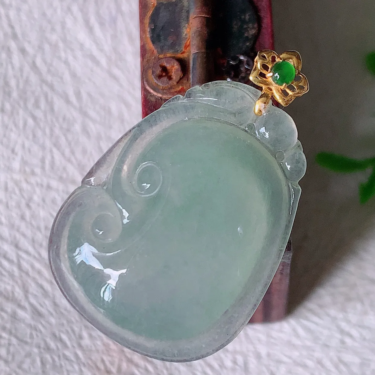 18K金镶嵌冰种翡翠如意吊坠，种老水足，雕工精湛 ，寓意美好，佩戴时尚出众！#12.7