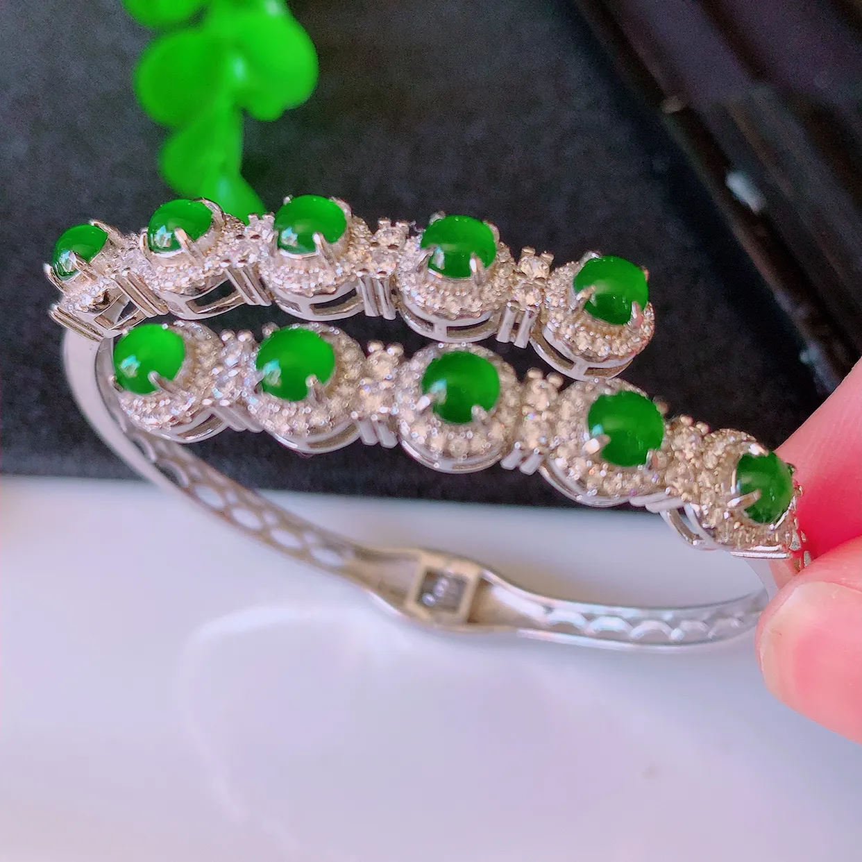 冰透满绿翡翠925银镶嵌手镯，自然光实拍，翠色灵动，颜色漂亮，种老水足，品相佳，佩戴佳品！#97.7（圈口可调大小）整体53*43*7*7.2裸石4-4