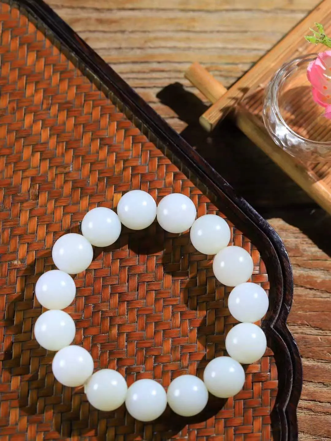 【珠圆玉润.手串】

精品和田玉白玉珠圆玉润手串 玉质温润细腻  整串打磨圆润，佩戴舒适。珠珠落玉盘，间关莺语花底滑，一生美好时光，无论身在何处，都有它相伴相守。事事顺遂，幸福美满，吉祥如意。重60.6克   尺寸取一13.8mm   FDL-69115800