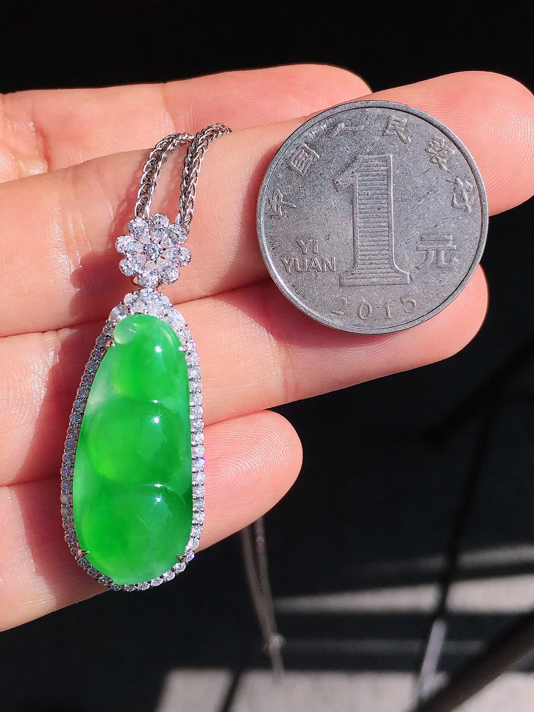 阳绿福豆吊坠，色泽均匀艳丽，玉质细腻，荧光感超
强，饱满圆润，尽显优雅气质，18k
金豪华镶嵌