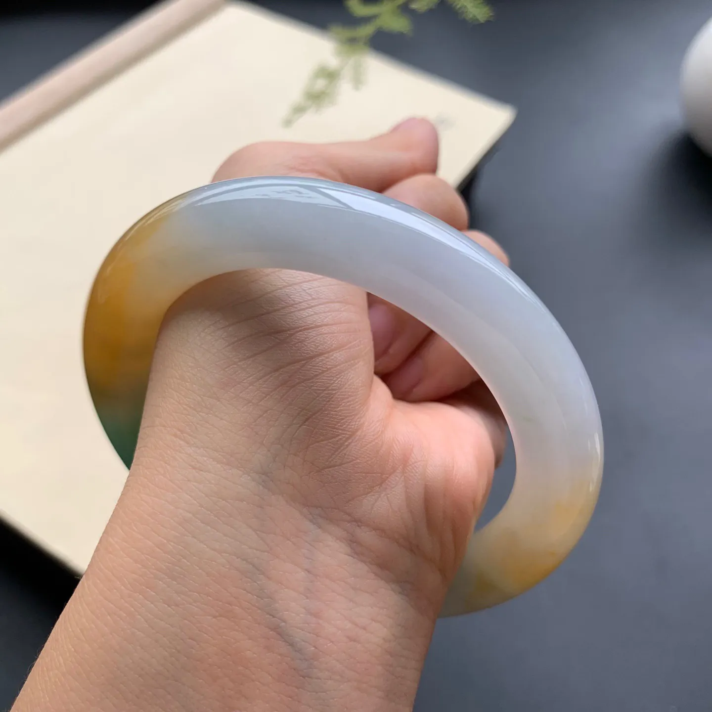 60圈口黄翡飘绿圆条手镯 尺寸：60-11.8，无纹裂，细腻光滑，色泽亮丽