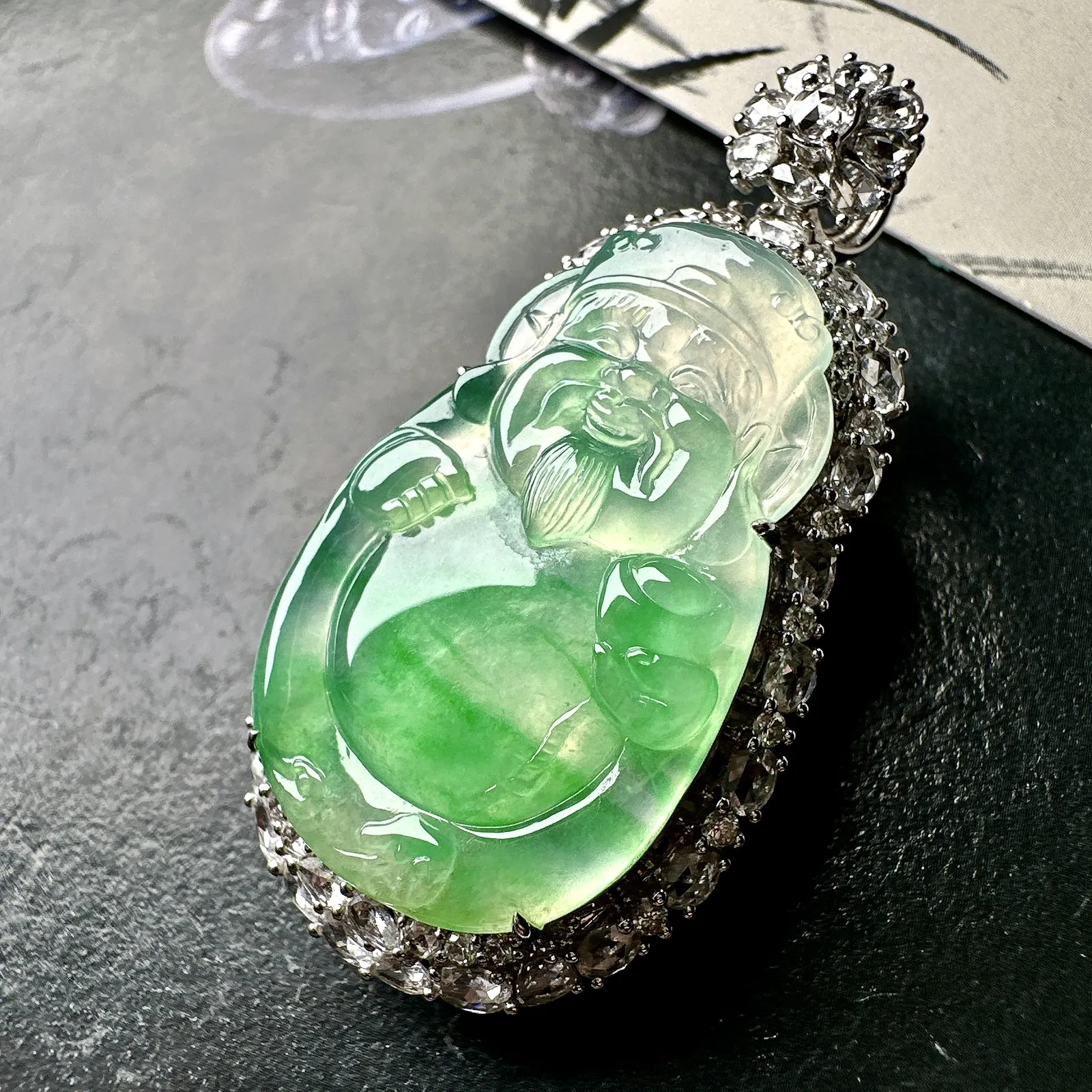 【冰种飘绿财神】质地细腻，饱满圆润，笑口常开，18k金钻镶嵌，裸石尺寸31.6*20.4*4.2毫米