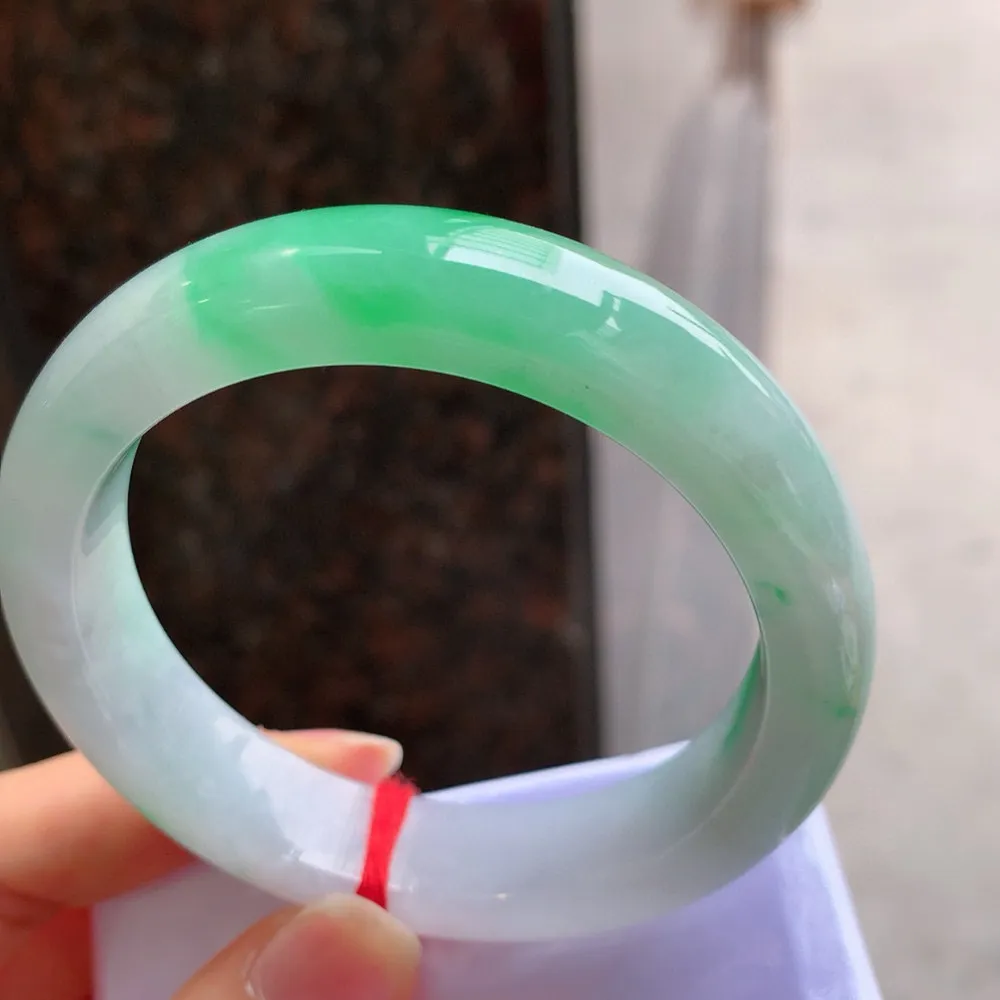 正圈冰糯阳绿 无瑕 尺寸:55.8/13.5/8.7 色好