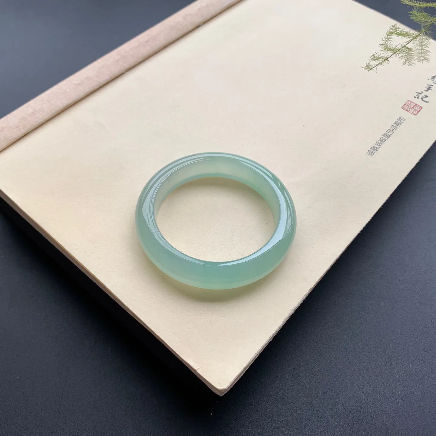 53.6圈口冰晴绿正圈手镯 尺寸：53.6-12.5-8.8，无纹裂，冰透水润，胶感十足