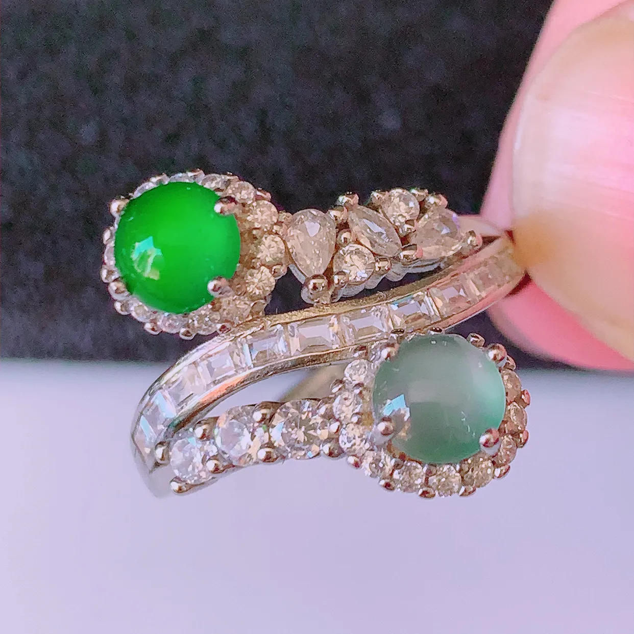 冰透满绿翡翠925银镶嵌戒指，自然光实拍，翠色灵动，颜色漂亮，种老水足，品相佳，佩戴佳品！#97.7