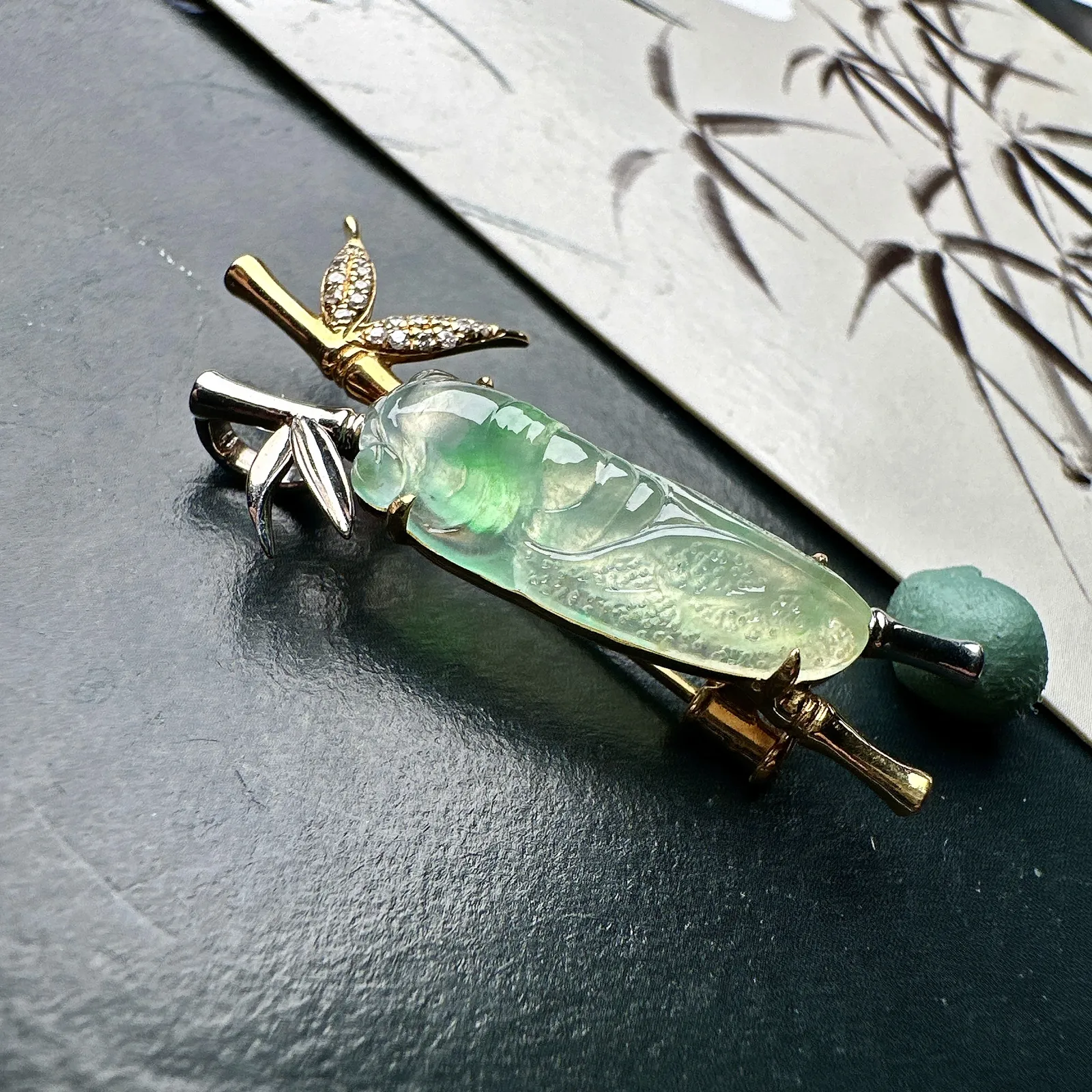 【冰种飘绿镶嵌知了】一鸣惊人，胸针、吊坠两用款，质地非常细腻，通透度很好，18k金钻镶嵌，裸石尺寸23.9*9.2*4.8毫米