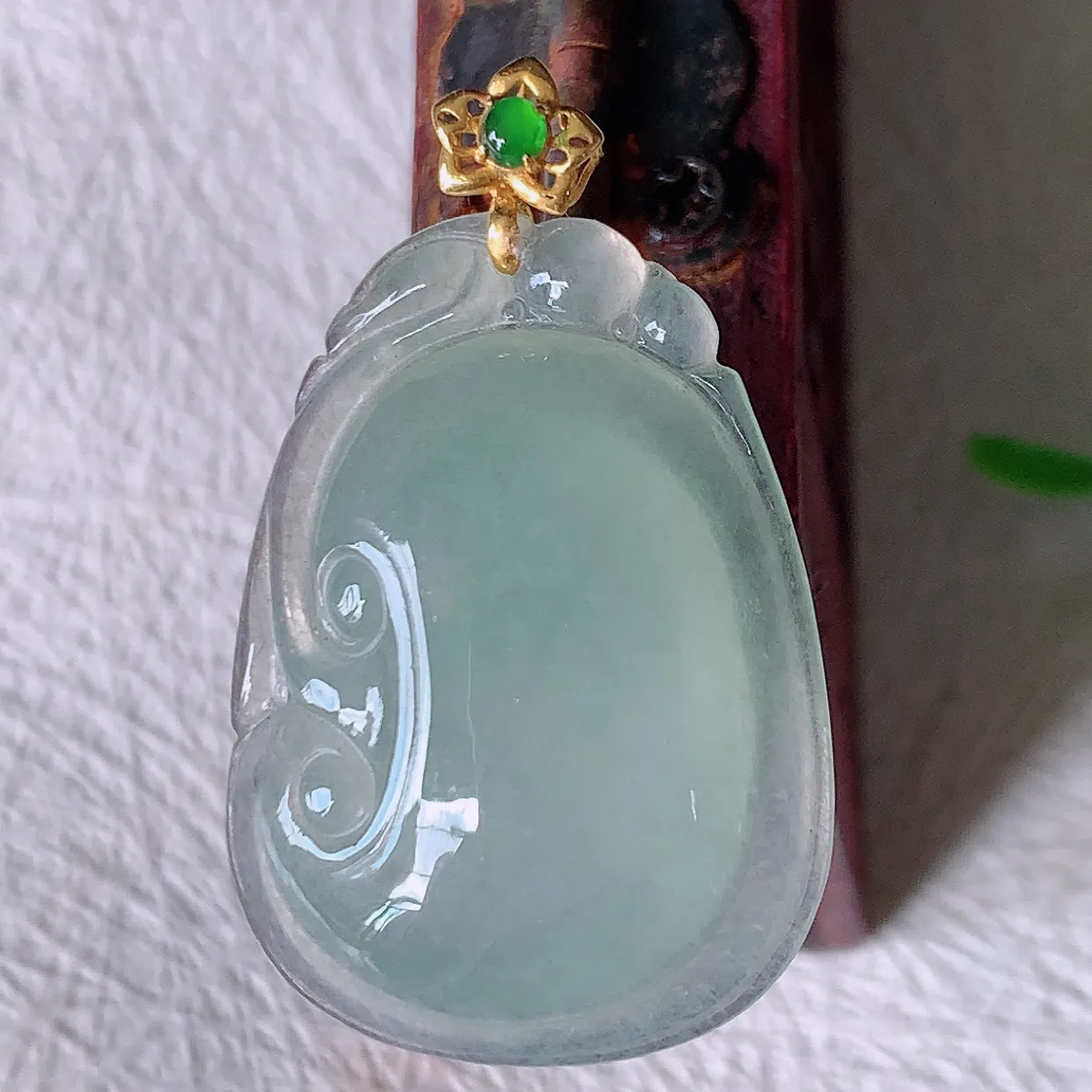 18K金镶嵌冰种翡翠如意吊坠，种老水足，雕工精湛 ，寓意美好，佩戴时尚出众！#12.7