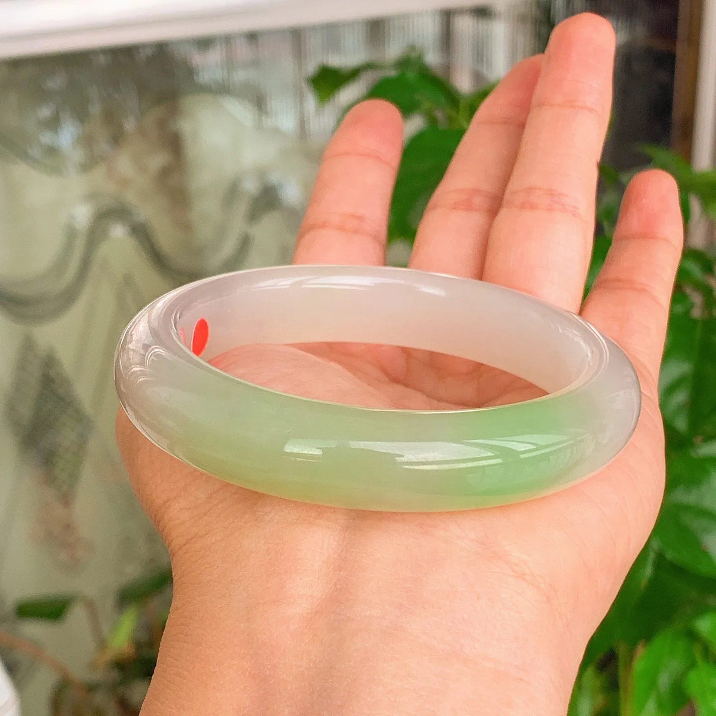 57圈口 收藏级和田玉白玉三色青海翠翠青手镯   57圈口条宽13厚10重61.5克，玉质细腻油润 底色纯净 脂粉好。结构好。品质好！lt251107