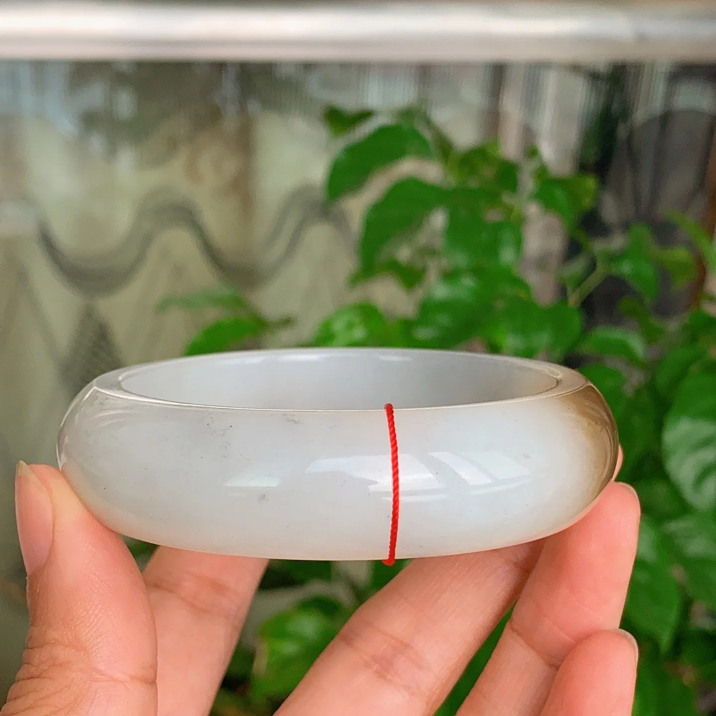 59圈口 新疆和田玉且末糖手镯   且末糖一口糖手镯 59圈口条宽18厚9重77.5克，玉质细腻油润 底色纯净 脂粉好。结构好。品质好！lt251107