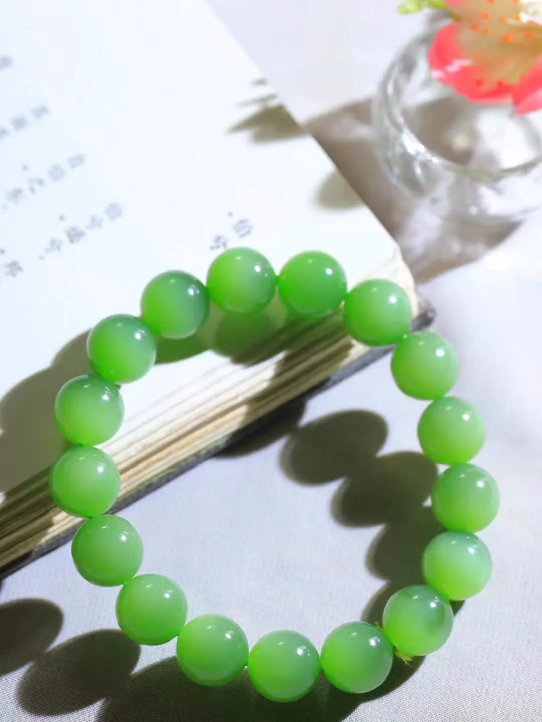 【珠圆玉润.手串】

收藏级臻品️和田玉碧玉猫眼珠圆玉润手串 玉质温润细腻  整串打磨圆润，佩戴舒适。珠珠落玉盘，间关莺语花底滑，一生美好时光，无论身在何处，都有它相伴相守。事事顺遂，幸福美满，吉祥如意。重45.8克 尺寸取一11.9mm  FDA-22110833