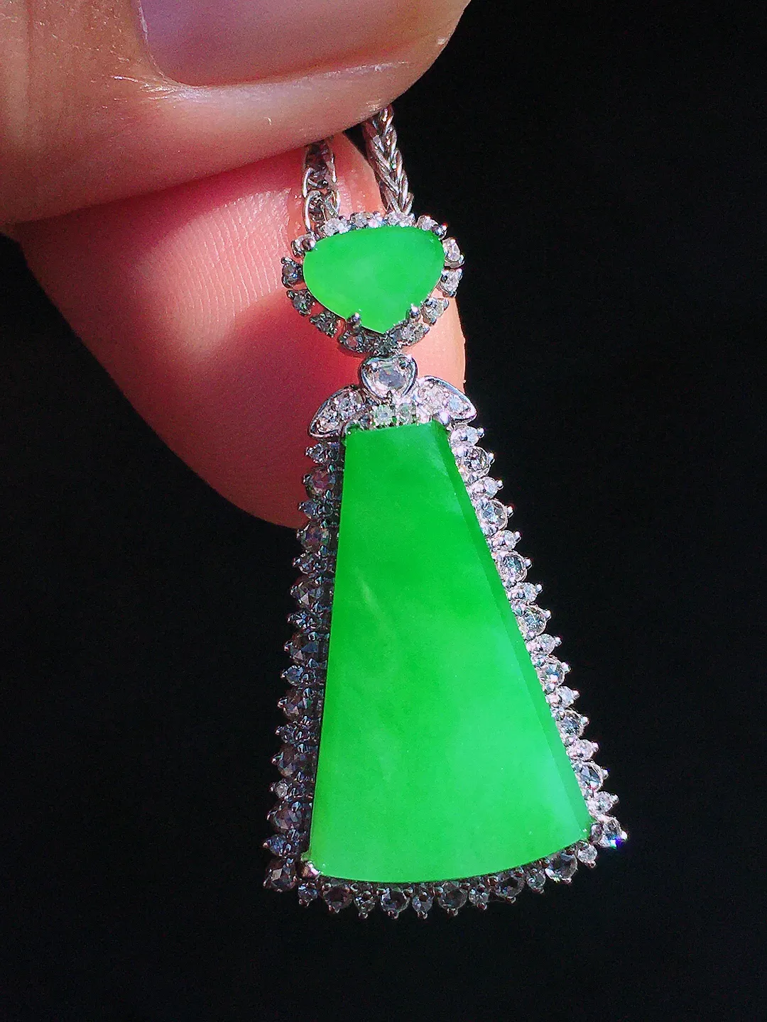 阳绿无事牌吊坠，色泽均匀艳丽，玉质细腻，荧光感超
强，饱满圆润，尽显优雅气质，18k
金豪华镶嵌