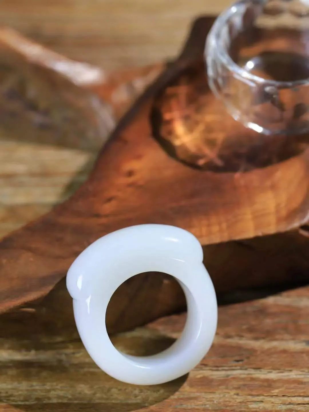 【古韵·扳指】

精品和田玉白玉扳指，玉质温润，油润感十足， 整器古韵生辉。优雅高贵。运筹帷幄于掌中，决胜于千里之外。重23克 内径圈口21.7mm 尺寸14-10.3mm   FDL-36110842