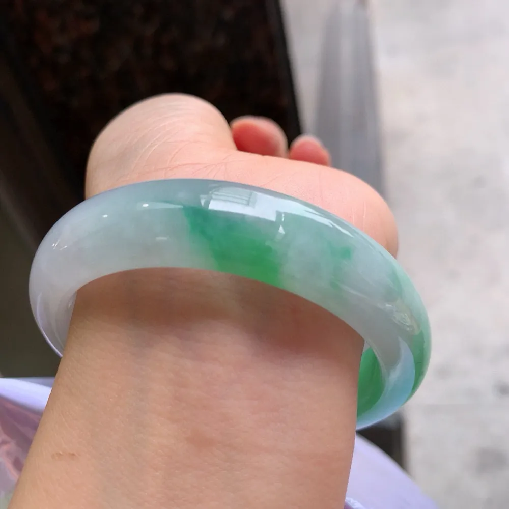 正圈冰糯阳绿 无瑕 尺寸:55.8/13.5/8.7 色好